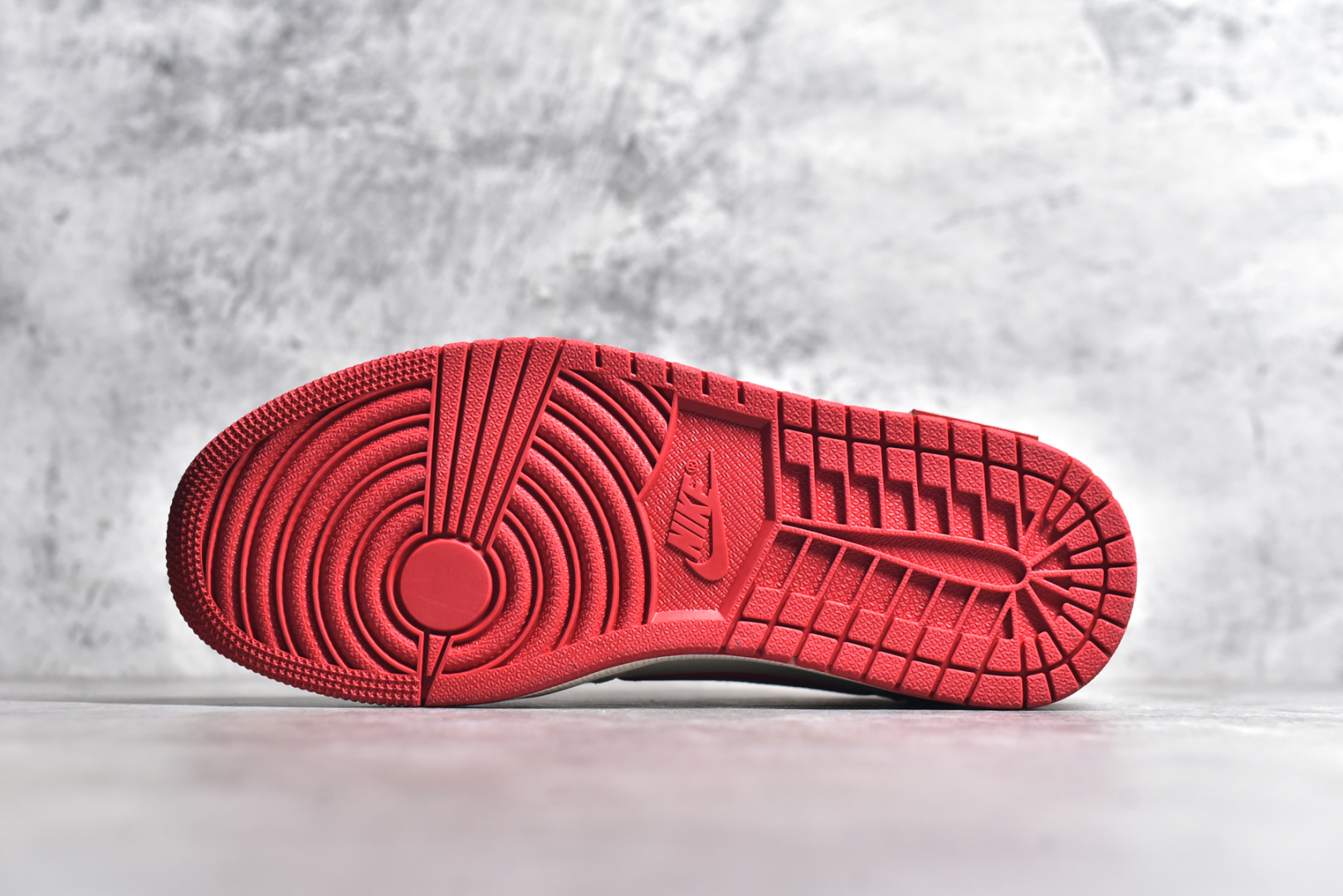图片[6]-#Travis Scott x Fragment Design x Air Jordan 1 Low OG SP AJ1 乔1 Supreme联名 中国红 低帮文化休闲板鞋 DM7866-076 #多方联名合作融合了Travis Scott 独特的音乐风格，藤原浩个性的设计风格以及Jordan品牌的经典元素 使其成为一双具有独特身份和价值的鞋子 清新而立体的外观加上联名标识更突出了其独特身份 这种配色方案显示出活力和时尚感 在视觉上引人注目 鞋身的质感和细腻的细节处理使其显得高端而格调十足 这款“倒钩”联名是设计与创意完美结合 融合多方的个性风格是一款备受瞩目的潮流鞋款 尺码：36 36.5 37.5 38 38.5 39 40 40.5 41 42 42.5 43 44 44.5 45-选品中心