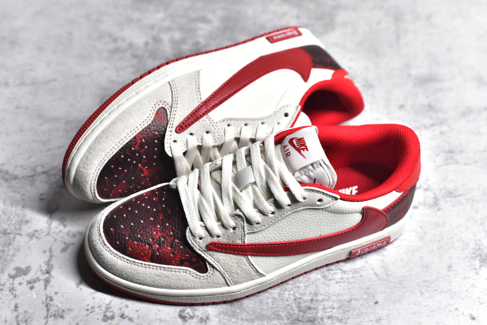 图片[7]-#Travis Scott x Fragment Design x Air Jordan 1 Low OG SP AJ1 乔1 Supreme联名 中国红 低帮文化休闲板鞋 DM7866-076 #多方联名合作融合了Travis Scott 独特的音乐风格，藤原浩个性的设计风格以及Jordan品牌的经典元素 使其成为一双具有独特身份和价值的鞋子 清新而立体的外观加上联名标识更突出了其独特身份 这种配色方案显示出活力和时尚感 在视觉上引人注目 鞋身的质感和细腻的细节处理使其显得高端而格调十足 这款“倒钩”联名是设计与创意完美结合 融合多方的个性风格是一款备受瞩目的潮流鞋款 尺码：36 36.5 37.5 38 38.5 39 40 40.5 41 42 42.5 43 44 44.5 45-选品中心