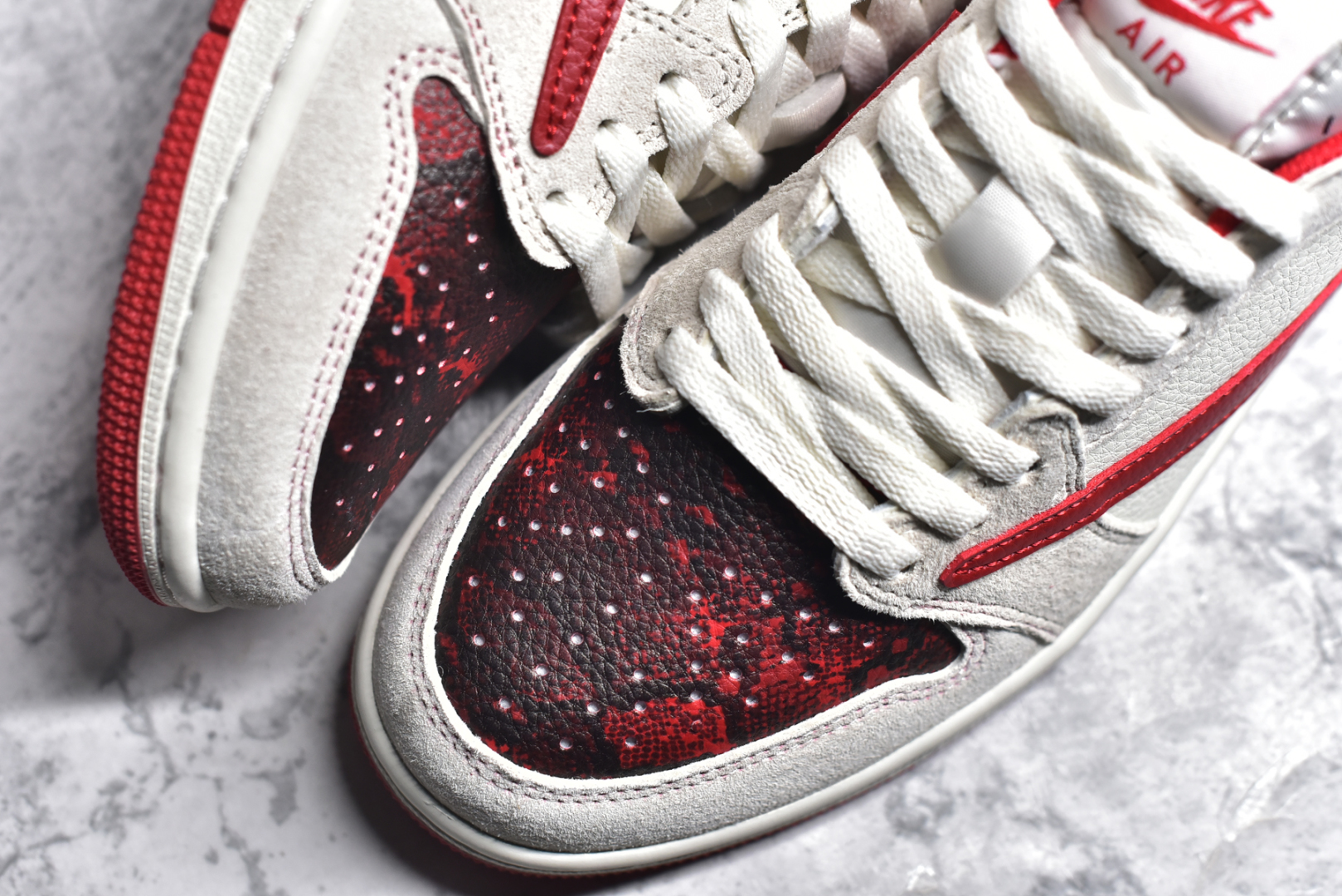 图片[8]-#Travis Scott x Fragment Design x Air Jordan 1 Low OG SP AJ1 乔1 Supreme联名 中国红 低帮文化休闲板鞋 DM7866-076 #多方联名合作融合了Travis Scott 独特的音乐风格，藤原浩个性的设计风格以及Jordan品牌的经典元素 使其成为一双具有独特身份和价值的鞋子 清新而立体的外观加上联名标识更突出了其独特身份 这种配色方案显示出活力和时尚感 在视觉上引人注目 鞋身的质感和细腻的细节处理使其显得高端而格调十足 这款“倒钩”联名是设计与创意完美结合 融合多方的个性风格是一款备受瞩目的潮流鞋款 尺码：36 36.5 37.5 38 38.5 39 40 40.5 41 42 42.5 43 44 44.5 45-选品中心
