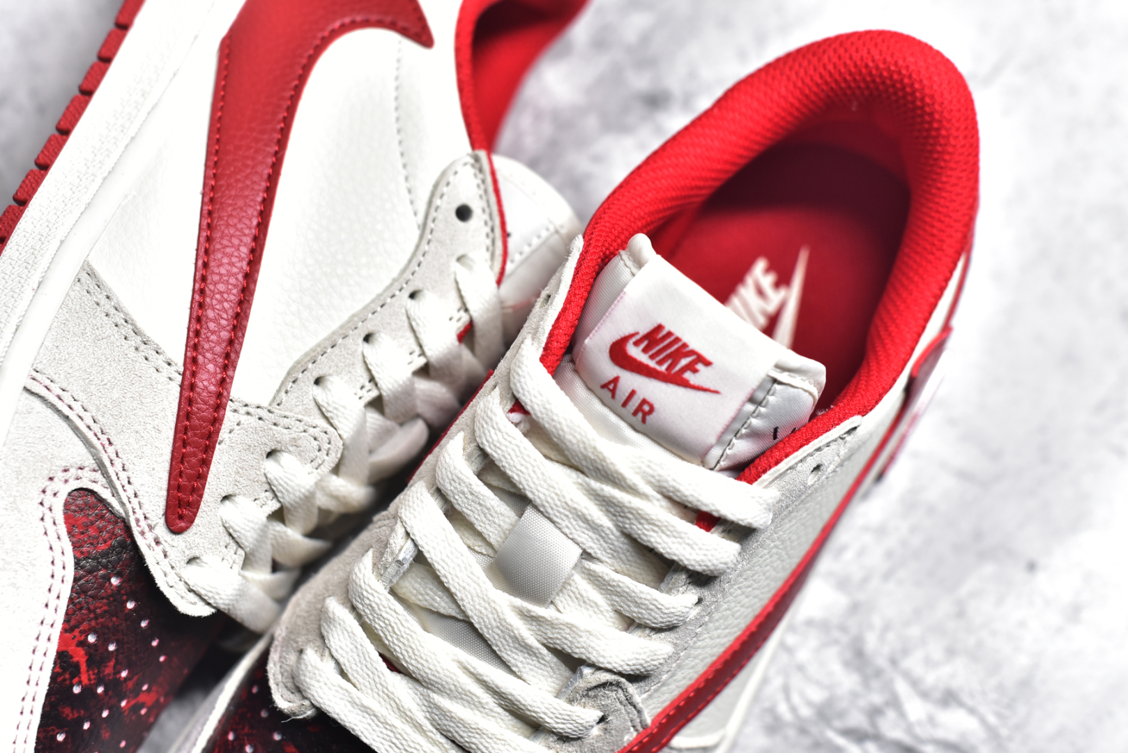 图片[9]-#Travis Scott x Fragment Design x Air Jordan 1 Low OG SP AJ1 乔1 Supreme联名 中国红 低帮文化休闲板鞋 DM7866-076 #多方联名合作融合了Travis Scott 独特的音乐风格，藤原浩个性的设计风格以及Jordan品牌的经典元素 使其成为一双具有独特身份和价值的鞋子 清新而立体的外观加上联名标识更突出了其独特身份 这种配色方案显示出活力和时尚感 在视觉上引人注目 鞋身的质感和细腻的细节处理使其显得高端而格调十足 这款“倒钩”联名是设计与创意完美结合 融合多方的个性风格是一款备受瞩目的潮流鞋款 尺码：36 36.5 37.5 38 38.5 39 40 40.5 41 42 42.5 43 44 44.5 45-选品中心