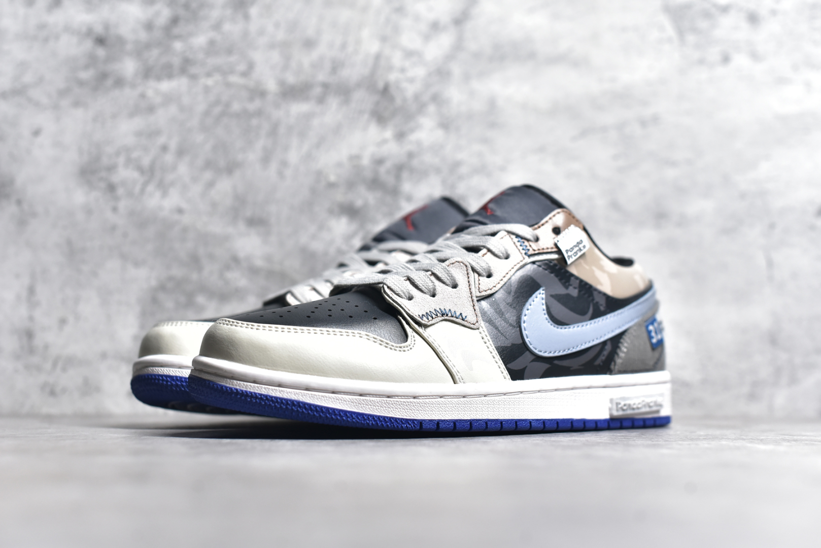 图片[2]-#Air Jordan 1 Low AJ1 乔1 熊猫恶作剧 飞跃天际线 燃情黑棕蓝 低帮复古篮球鞋 553558-154 #配色整体围绕熊猫恶作剧飞跃天际线主题设计，鞋身整体采用专属颜料重新喷涂。特殊原创设计图标涂鸦装饰，添加潮流元素效果喷涂点缀 尺码：35.5 36 36.5 37.5 38 38.5 39 40 40.5 41 42 42.5 43 44 44.5 45 46 47.5-选品中心