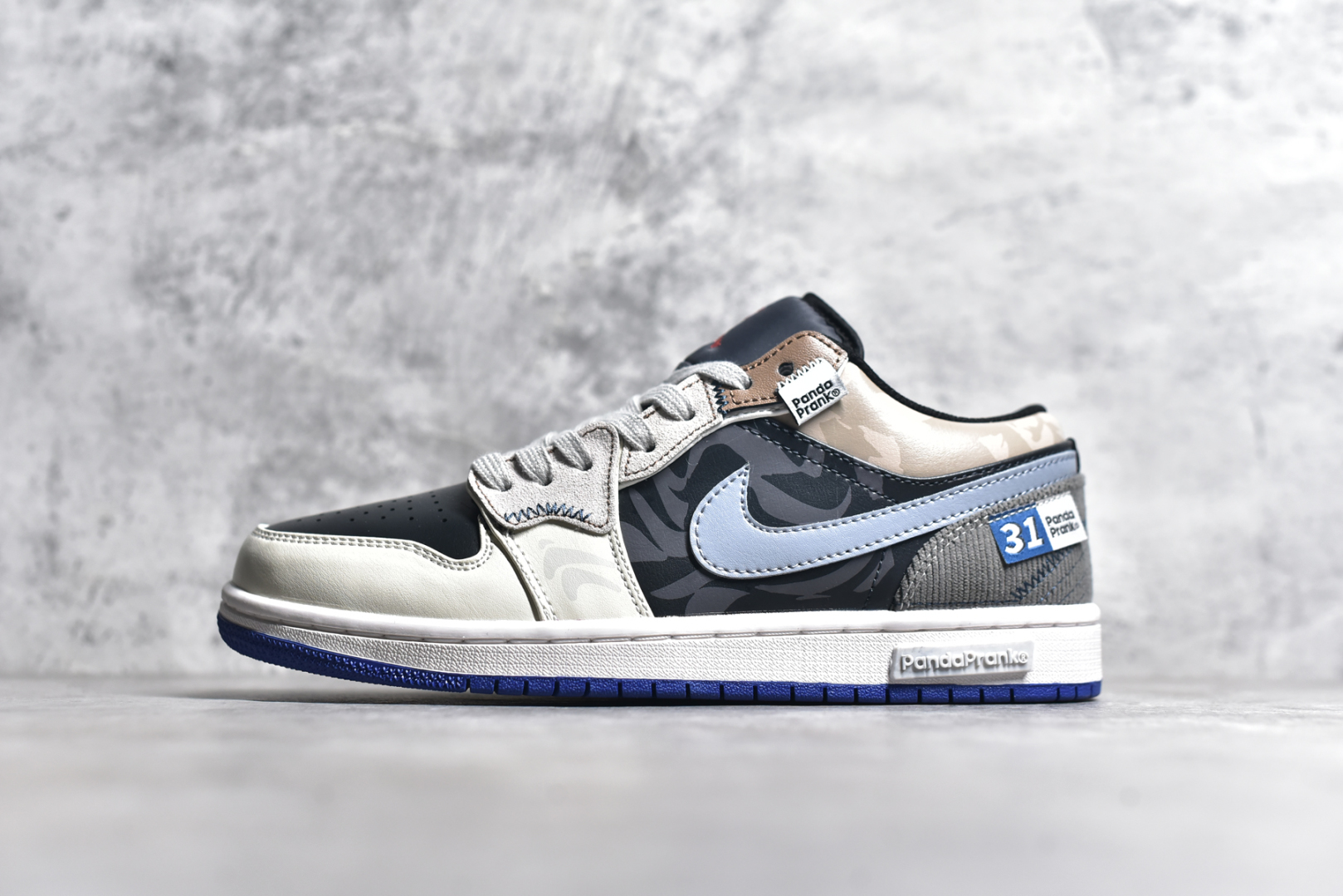 #Air Jordan 1 Low AJ1 乔1 熊猫恶作剧 飞跃天际线 燃情黑棕蓝 低帮复古篮球鞋 553558-154 #配色整体围绕熊猫恶作剧飞跃天际线主题设计，鞋身整体采用专属颜料重新喷涂。特殊原创设计图标涂鸦装饰，添加潮流元素效果喷涂点缀 尺码：35.5 36 36.5 37.5 38 38.5 39 40 40.5 41 42 42.5 43 44 44.5 45 46 47.5-选品中心