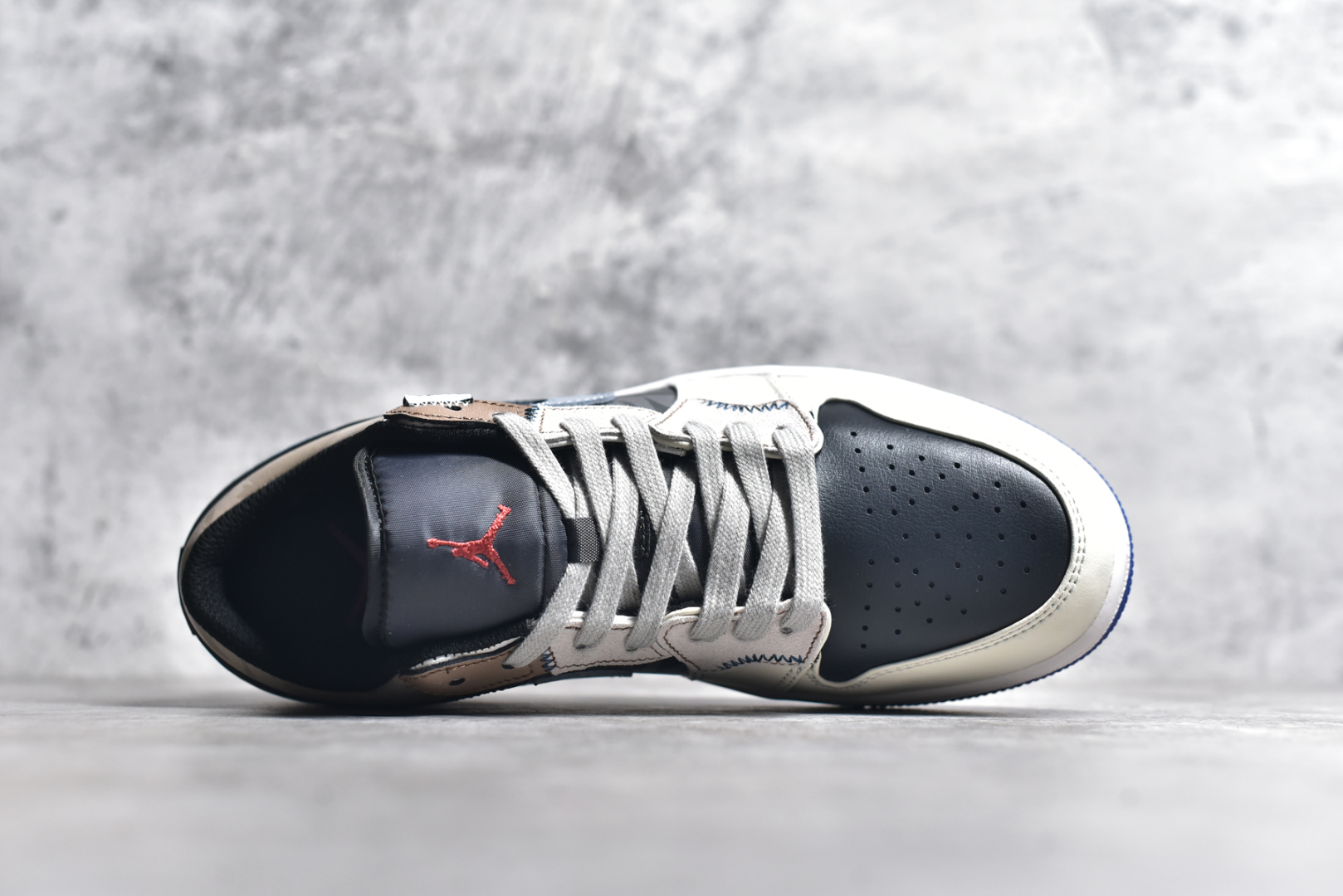 图片[4]-#Air Jordan 1 Low AJ1 乔1 熊猫恶作剧 飞跃天际线 燃情黑棕蓝 低帮复古篮球鞋 553558-154 #配色整体围绕熊猫恶作剧飞跃天际线主题设计，鞋身整体采用专属颜料重新喷涂。特殊原创设计图标涂鸦装饰，添加潮流元素效果喷涂点缀 尺码：35.5 36 36.5 37.5 38 38.5 39 40 40.5 41 42 42.5 43 44 44.5 45 46 47.5-选品中心