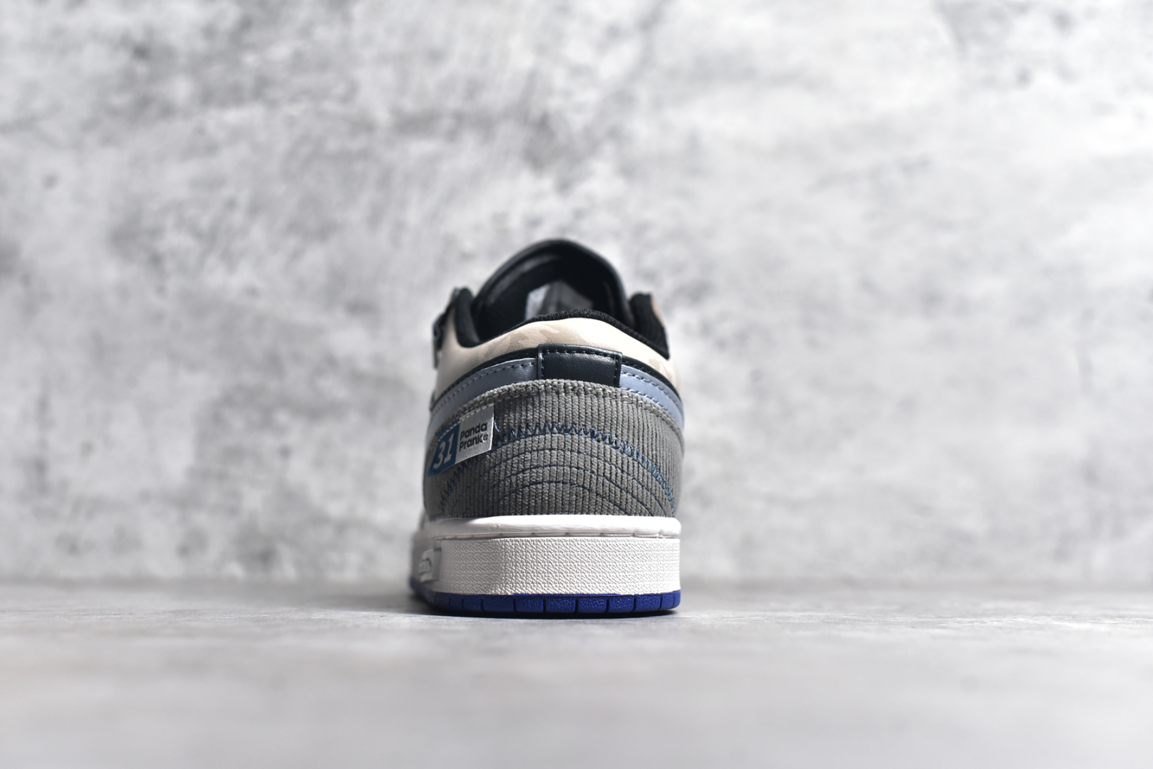 图片[5]-#Air Jordan 1 Low AJ1 乔1 熊猫恶作剧 飞跃天际线 燃情黑棕蓝 低帮复古篮球鞋 553558-154 #配色整体围绕熊猫恶作剧飞跃天际线主题设计，鞋身整体采用专属颜料重新喷涂。特殊原创设计图标涂鸦装饰，添加潮流元素效果喷涂点缀 尺码：35.5 36 36.5 37.5 38 38.5 39 40 40.5 41 42 42.5 43 44 44.5 45 46 47.5-选品中心