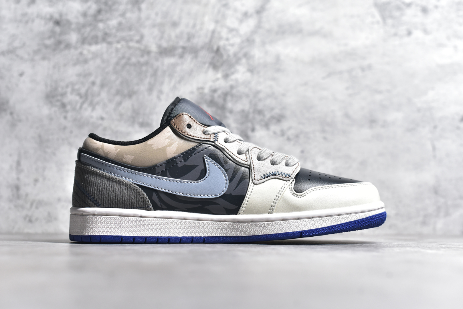 图片[3]-#Air Jordan 1 Low AJ1 乔1 熊猫恶作剧 飞跃天际线 燃情黑棕蓝 低帮复古篮球鞋 553558-154 #配色整体围绕熊猫恶作剧飞跃天际线主题设计，鞋身整体采用专属颜料重新喷涂。特殊原创设计图标涂鸦装饰，添加潮流元素效果喷涂点缀 尺码：35.5 36 36.5 37.5 38 38.5 39 40 40.5 41 42 42.5 43 44 44.5 45 46 47.5-选品中心