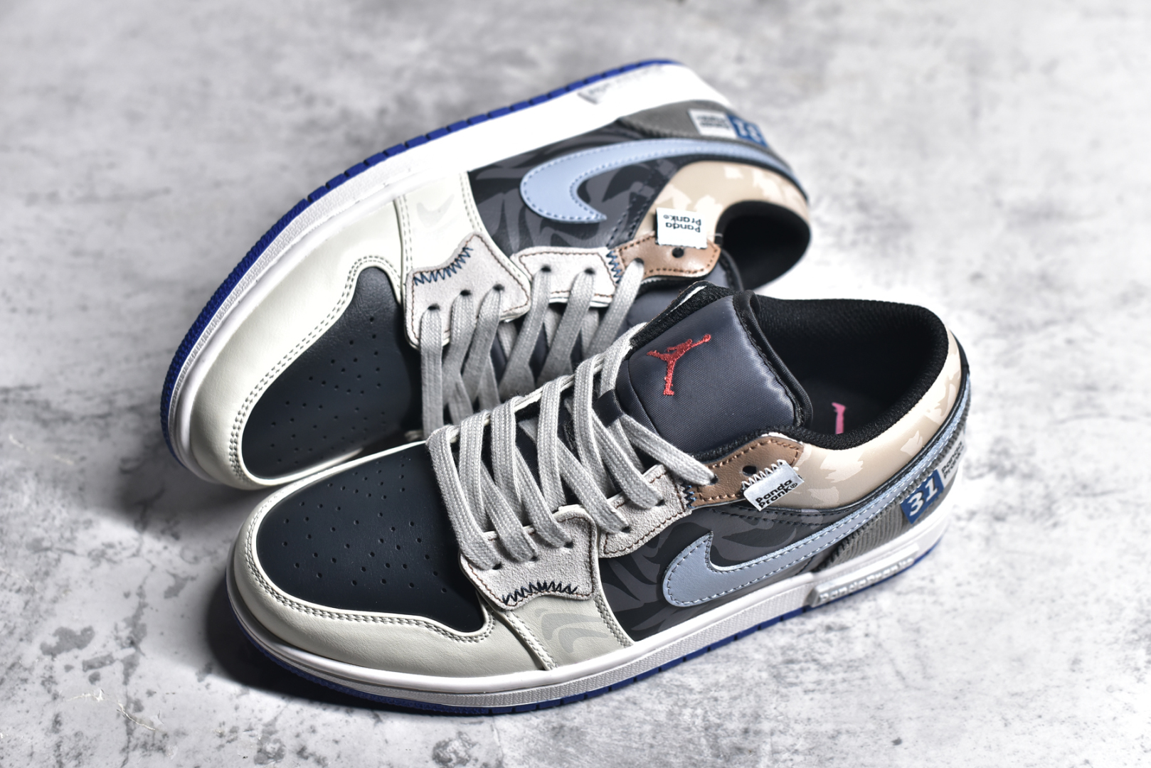 图片[7]-#Air Jordan 1 Low AJ1 乔1 熊猫恶作剧 飞跃天际线 燃情黑棕蓝 低帮复古篮球鞋 553558-154 #配色整体围绕熊猫恶作剧飞跃天际线主题设计，鞋身整体采用专属颜料重新喷涂。特殊原创设计图标涂鸦装饰，添加潮流元素效果喷涂点缀 尺码：35.5 36 36.5 37.5 38 38.5 39 40 40.5 41 42 42.5 43 44 44.5 45 46 47.5-选品中心