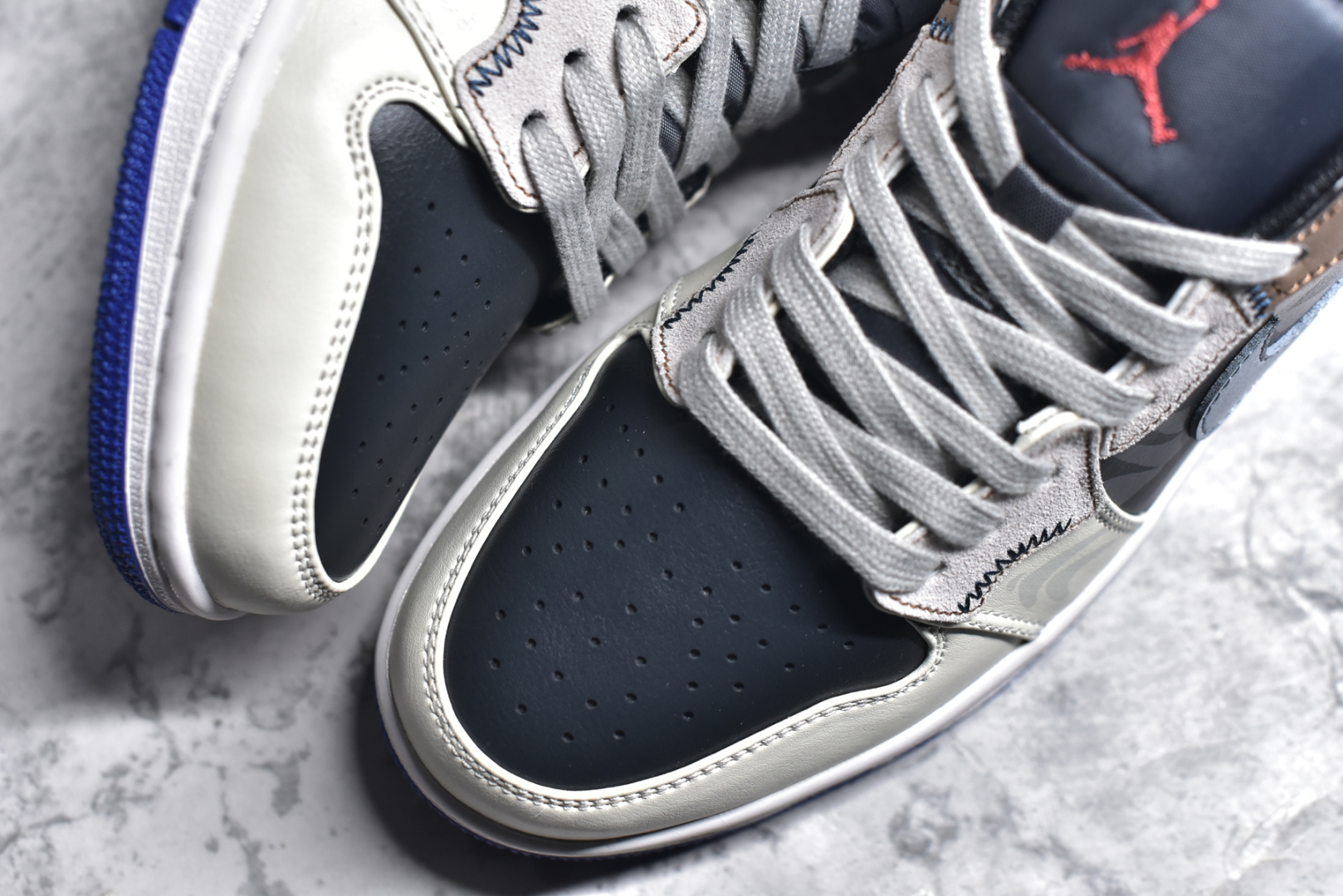 图片[8]-#Air Jordan 1 Low AJ1 乔1 熊猫恶作剧 飞跃天际线 燃情黑棕蓝 低帮复古篮球鞋 553558-154 #配色整体围绕熊猫恶作剧飞跃天际线主题设计，鞋身整体采用专属颜料重新喷涂。特殊原创设计图标涂鸦装饰，添加潮流元素效果喷涂点缀 尺码：35.5 36 36.5 37.5 38 38.5 39 40 40.5 41 42 42.5 43 44 44.5 45 46 47.5-选品中心
