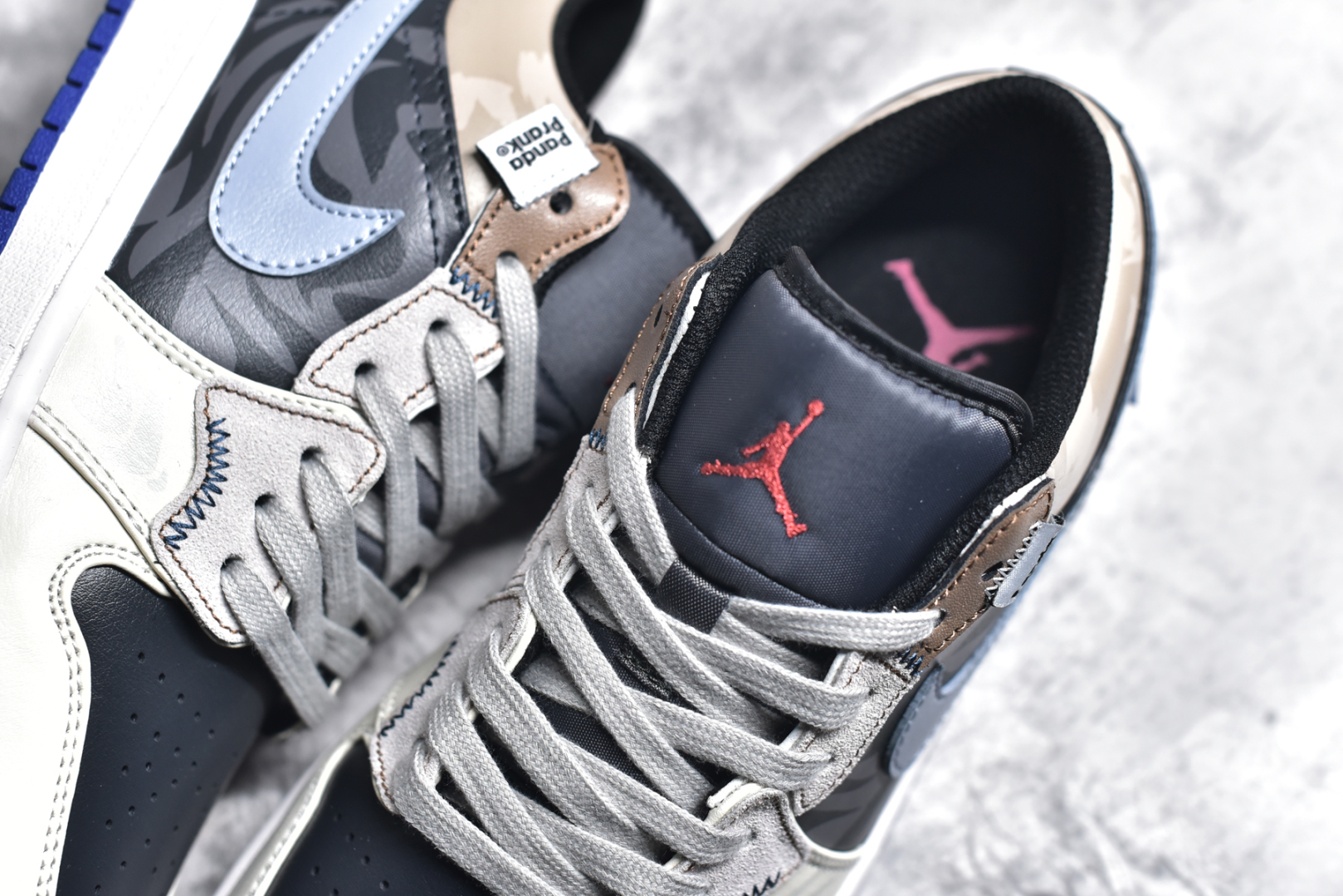 图片[9]-#Air Jordan 1 Low AJ1 乔1 熊猫恶作剧 飞跃天际线 燃情黑棕蓝 低帮复古篮球鞋 553558-154 #配色整体围绕熊猫恶作剧飞跃天际线主题设计，鞋身整体采用专属颜料重新喷涂。特殊原创设计图标涂鸦装饰，添加潮流元素效果喷涂点缀 尺码：35.5 36 36.5 37.5 38 38.5 39 40 40.5 41 42 42.5 43 44 44.5 45 46 47.5-选品中心