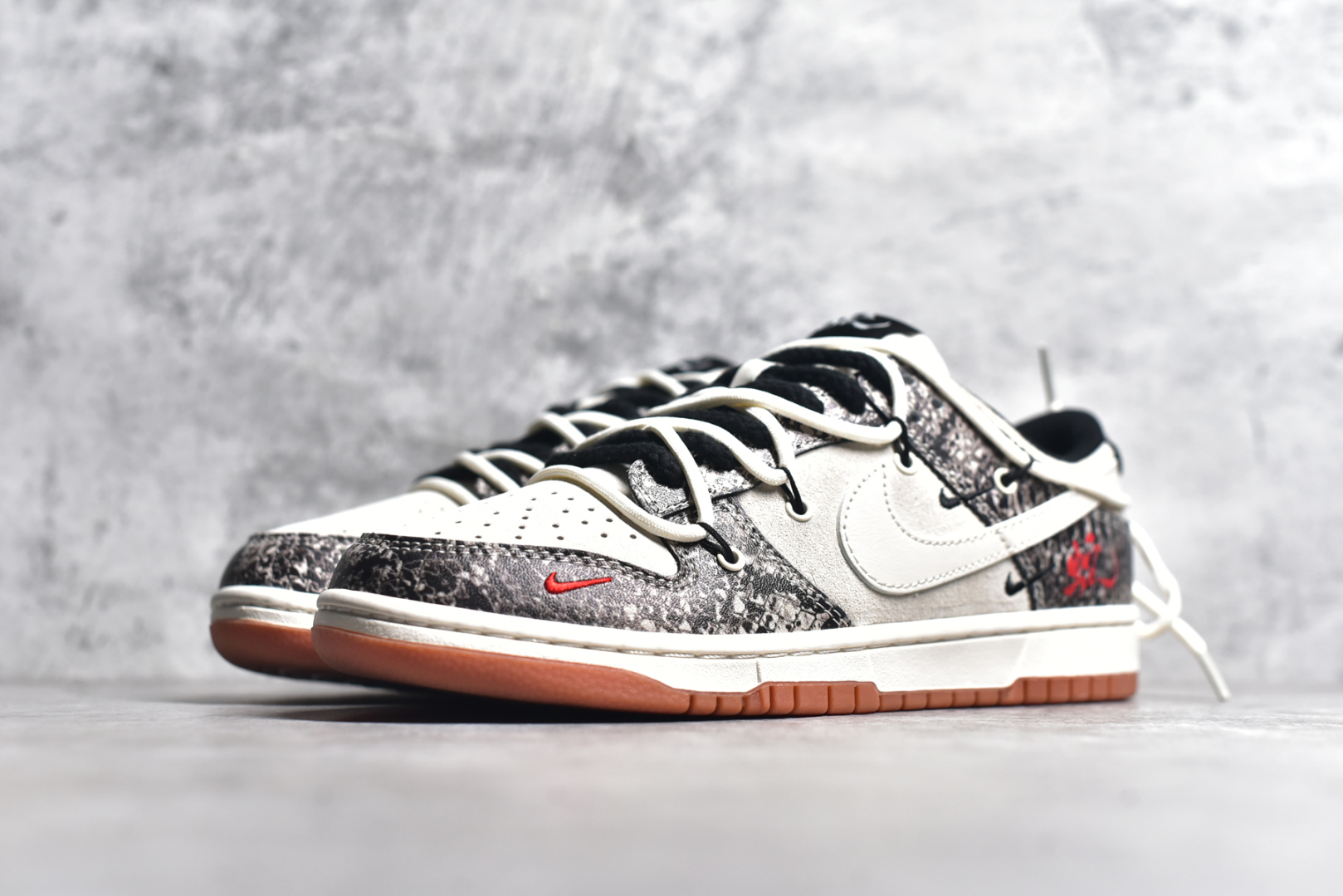 图片[2]-#NK SB Dunk Low 蛇年系列 蛇鳞白勾 高端定制 低帮休闲板鞋 YX5066-275 #定制鞋盒 大厂纯原品质出货 超高清洁度 皮料切割干净无任何毛边 细节完美 尺码：36 36.5 37.5 38 38.5 39 40 40.5 41 42 42.5 43 44 44.5 45-选品中心