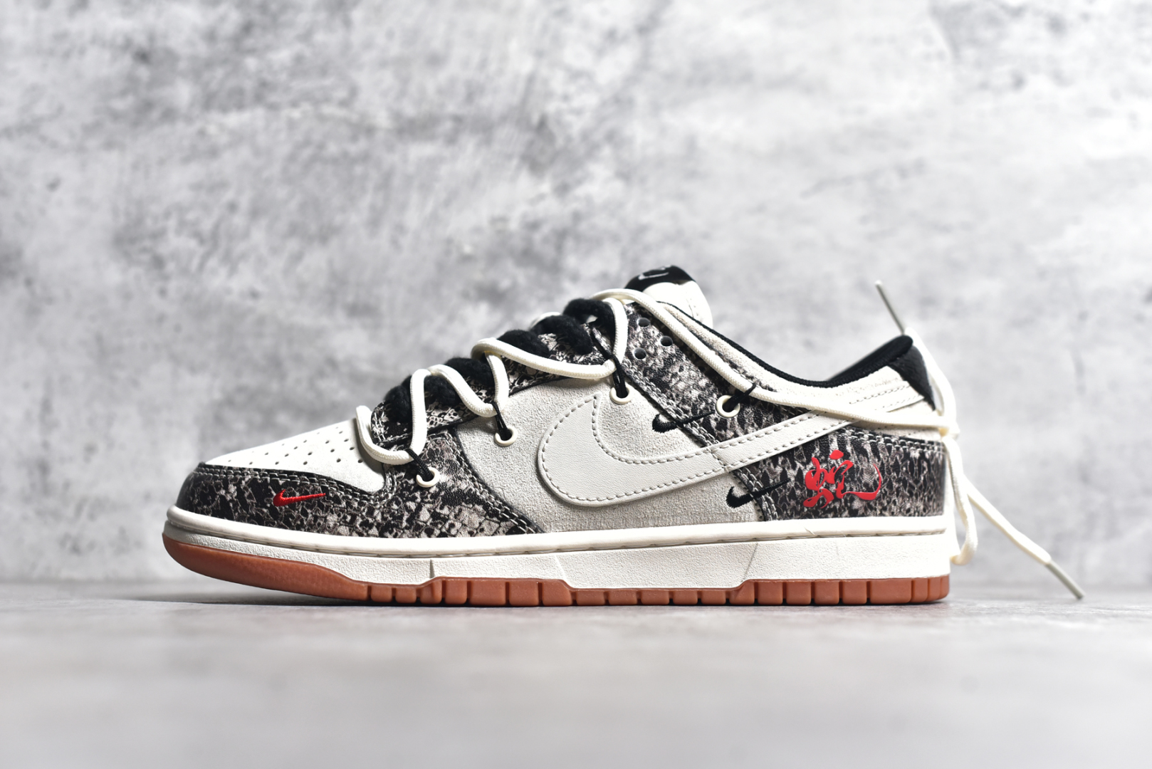 #NK SB Dunk Low 蛇年系列 蛇鳞白勾 高端定制 低帮休闲板鞋 YX5066-275 #定制鞋盒 大厂纯原品质出货 超高清洁度 皮料切割干净无任何毛边 细节完美 尺码：36 36.5 37.5 38 38.5 39 40 40.5 41 42 42.5 43 44 44.5 45-选品中心