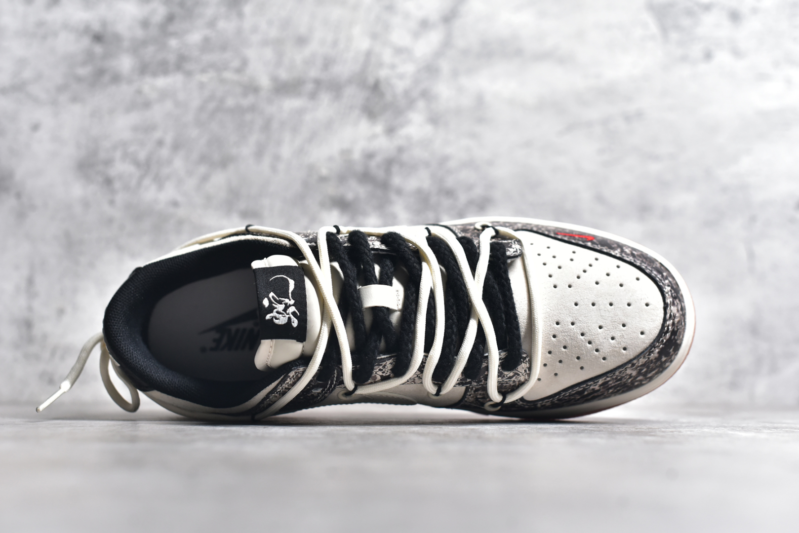 图片[4]-#NK SB Dunk Low 蛇年系列 蛇鳞白勾 高端定制 低帮休闲板鞋 YX5066-275 #定制鞋盒 大厂纯原品质出货 超高清洁度 皮料切割干净无任何毛边 细节完美 尺码：36 36.5 37.5 38 38.5 39 40 40.5 41 42 42.5 43 44 44.5 45-选品中心