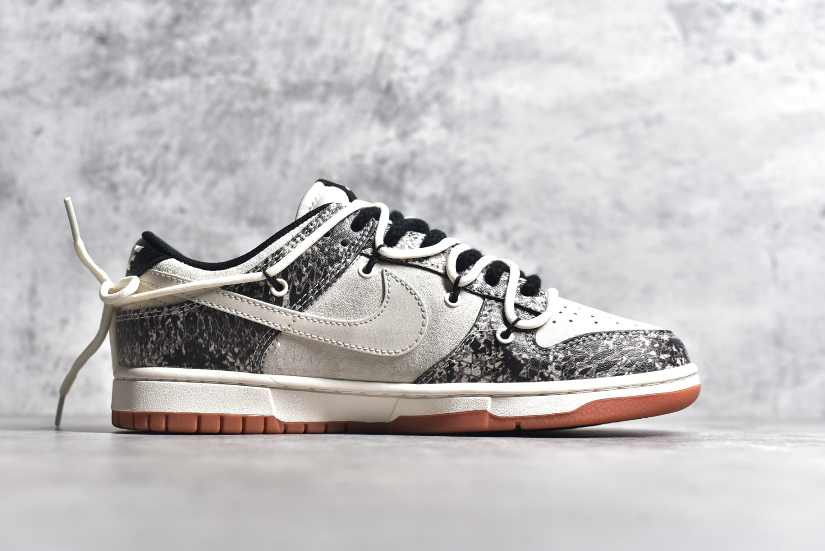 图片[3]-#NK SB Dunk Low 蛇年系列 蛇鳞白勾 高端定制 低帮休闲板鞋 YX5066-275 #定制鞋盒 大厂纯原品质出货 超高清洁度 皮料切割干净无任何毛边 细节完美 尺码：36 36.5 37.5 38 38.5 39 40 40.5 41 42 42.5 43 44 44.5 45-选品中心