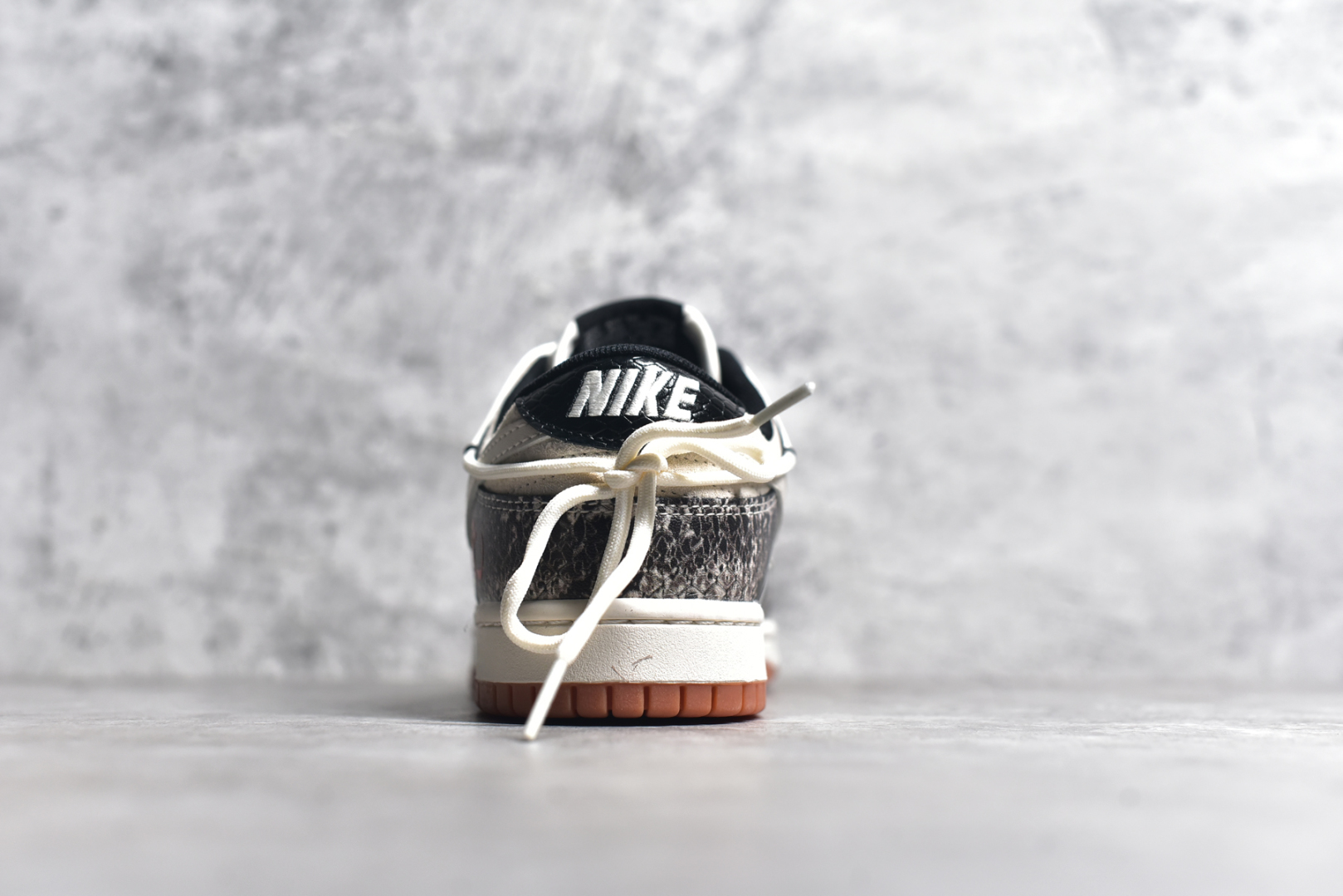 图片[5]-#NK SB Dunk Low 蛇年系列 蛇鳞白勾 高端定制 低帮休闲板鞋 YX5066-275 #定制鞋盒 大厂纯原品质出货 超高清洁度 皮料切割干净无任何毛边 细节完美 尺码：36 36.5 37.5 38 38.5 39 40 40.5 41 42 42.5 43 44 44.5 45-选品中心