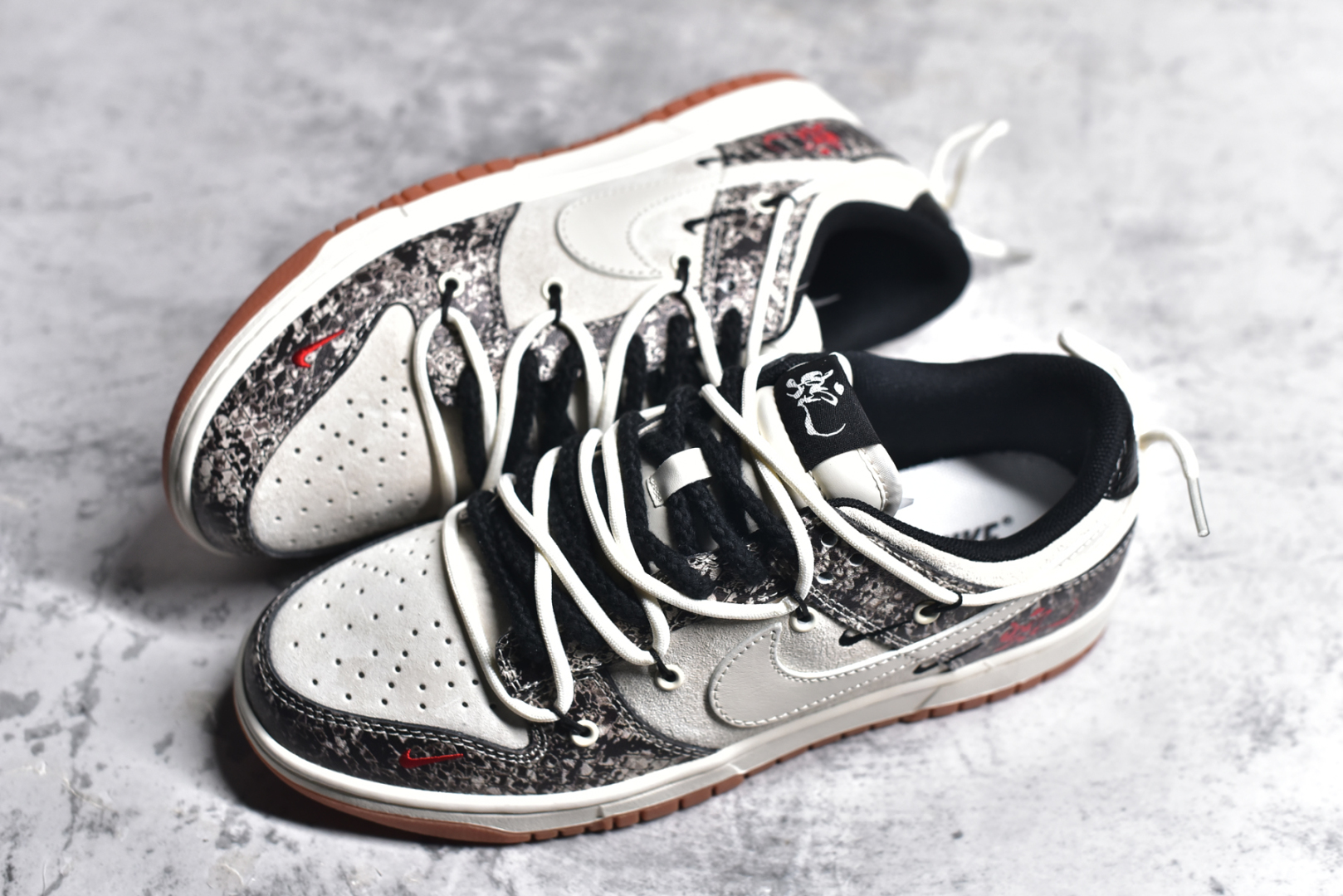 图片[7]-#NK SB Dunk Low 蛇年系列 蛇鳞白勾 高端定制 低帮休闲板鞋 YX5066-275 #定制鞋盒 大厂纯原品质出货 超高清洁度 皮料切割干净无任何毛边 细节完美 尺码：36 36.5 37.5 38 38.5 39 40 40.5 41 42 42.5 43 44 44.5 45-选品中心