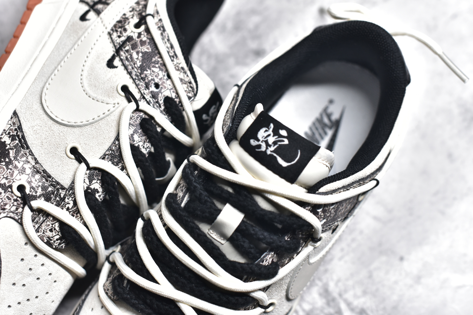 图片[9]-#NK SB Dunk Low 蛇年系列 蛇鳞白勾 高端定制 低帮休闲板鞋 YX5066-275 #定制鞋盒 大厂纯原品质出货 超高清洁度 皮料切割干净无任何毛边 细节完美 尺码：36 36.5 37.5 38 38.5 39 40 40.5 41 42 42.5 43 44 44.5 45-选品中心