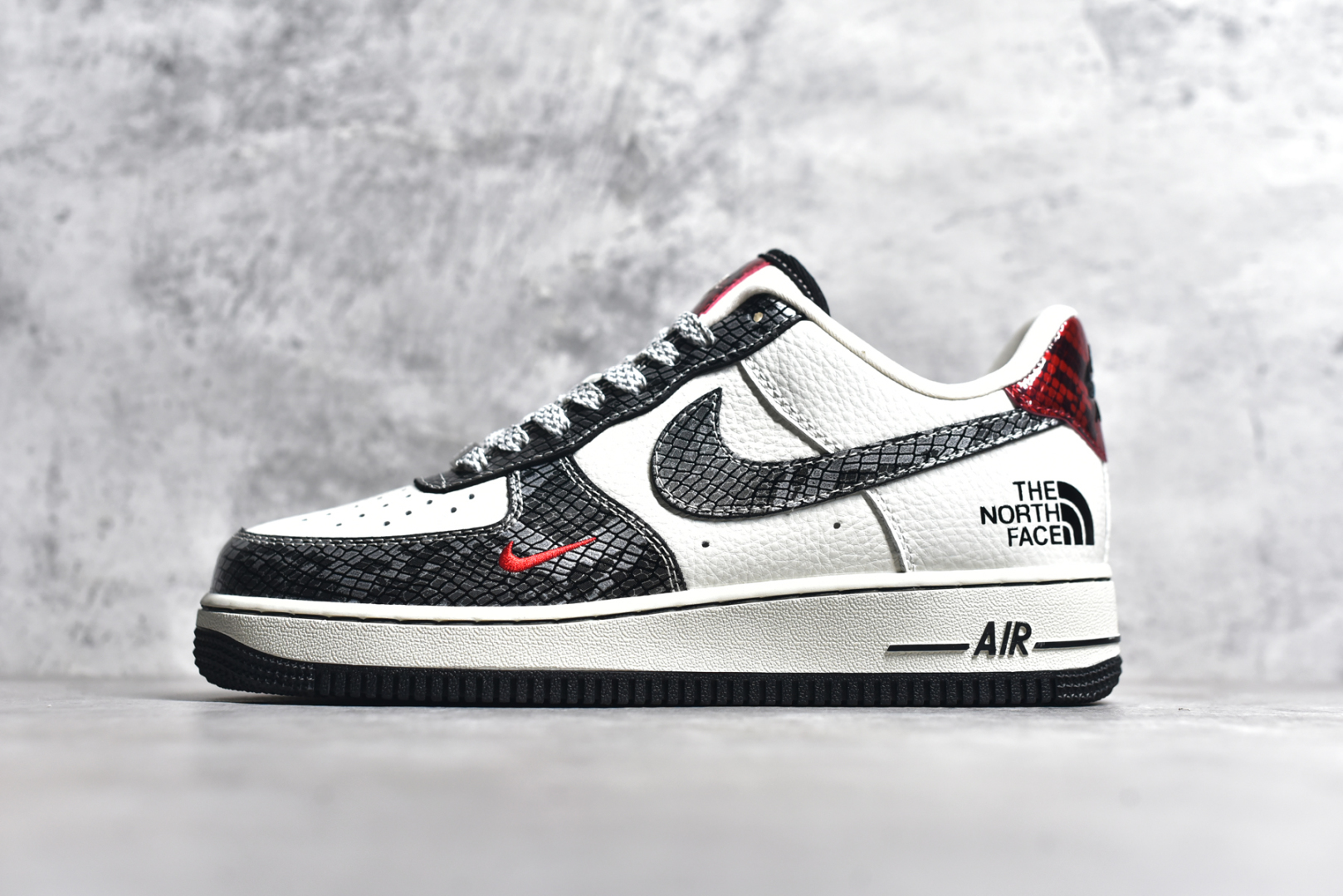 #NK Air Force 1\’07 Low 北面联名蛇年限定 银蛇 空军一号低帮休闲板鞋 CH6336-521 #原楦头原纸板 原装鞋盒 定制五金配件 内置全掌气垫 原厂鞋底 尺码：36 36.5 37.5 38 38.5 39 40 40.5 41 42 42.5 43 44 44.5 45-选品中心