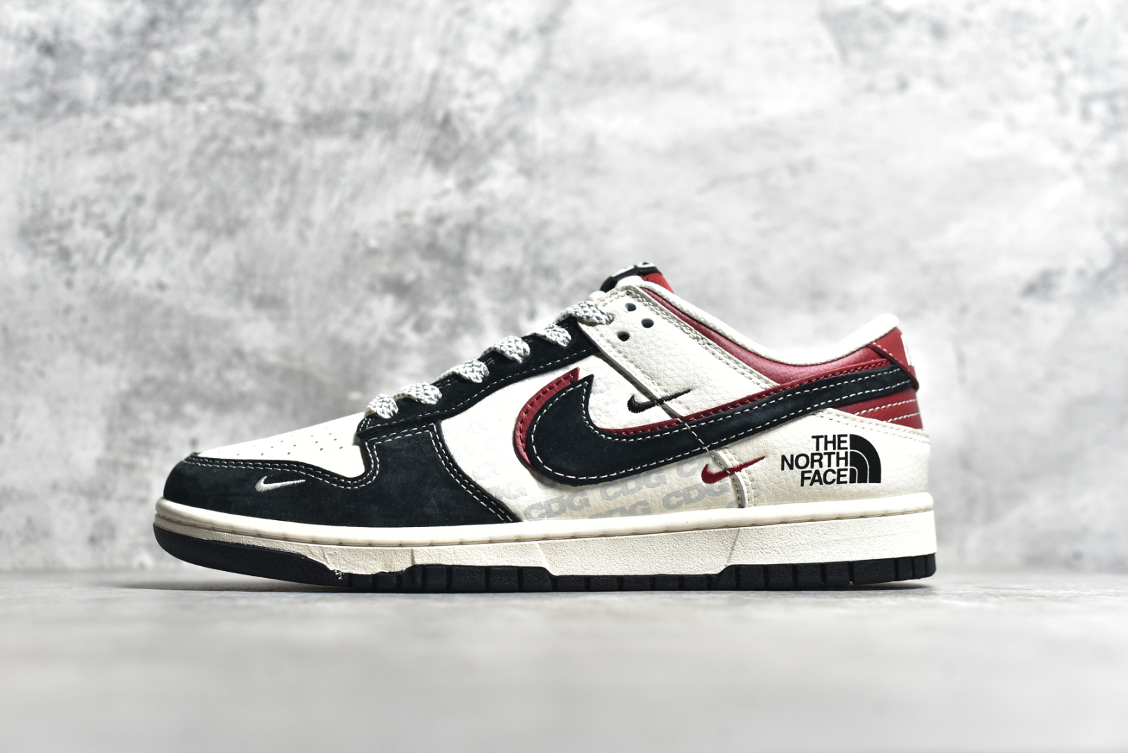 #NK SB Dunk Low 北面联名 猪八黑红勾 周年高端定制 低帮休闲板鞋 DM6868-043 #定制鞋盒 大厂纯原品质出货 超高清洁度 皮料切割干净无任何毛边 细节完美 尺码：36 36.5 37.5 38 38.5 39 40 40.5 41 42 42.5 43 44 44.5 45-选品中心