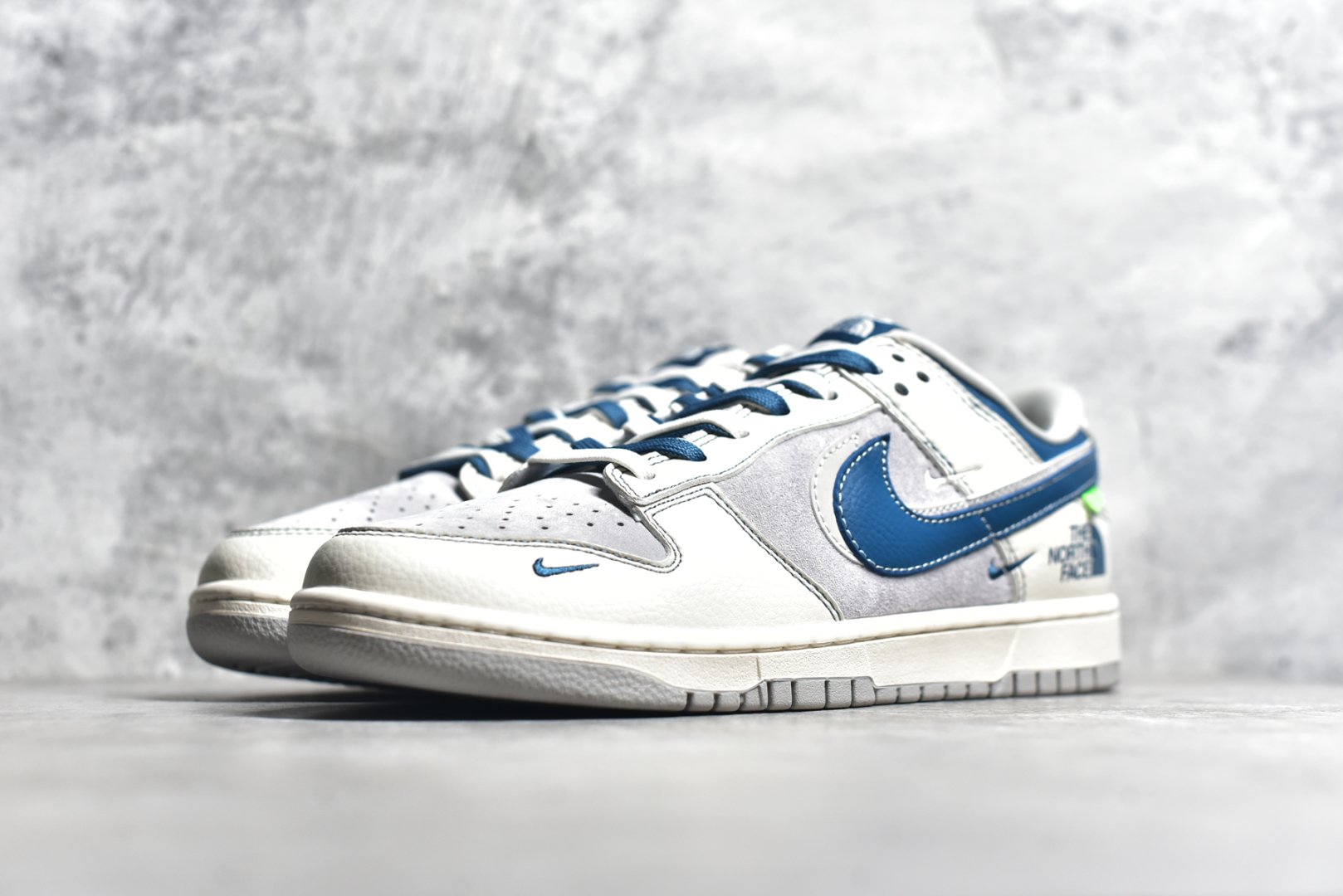 图片[2]-#NK SB Dunk Low 北面联名 猪八蓝灰勾 周年高端定制 低帮休闲板鞋 DM6868-040 #定制鞋盒 大厂纯原品质出货 超高清洁度 皮料切割干净无任何毛边 细节完美 尺码：36 36.5 37.5 38 38.5 39 40 40.5 41 42 42.5 43 44 44.5 45-选品中心
