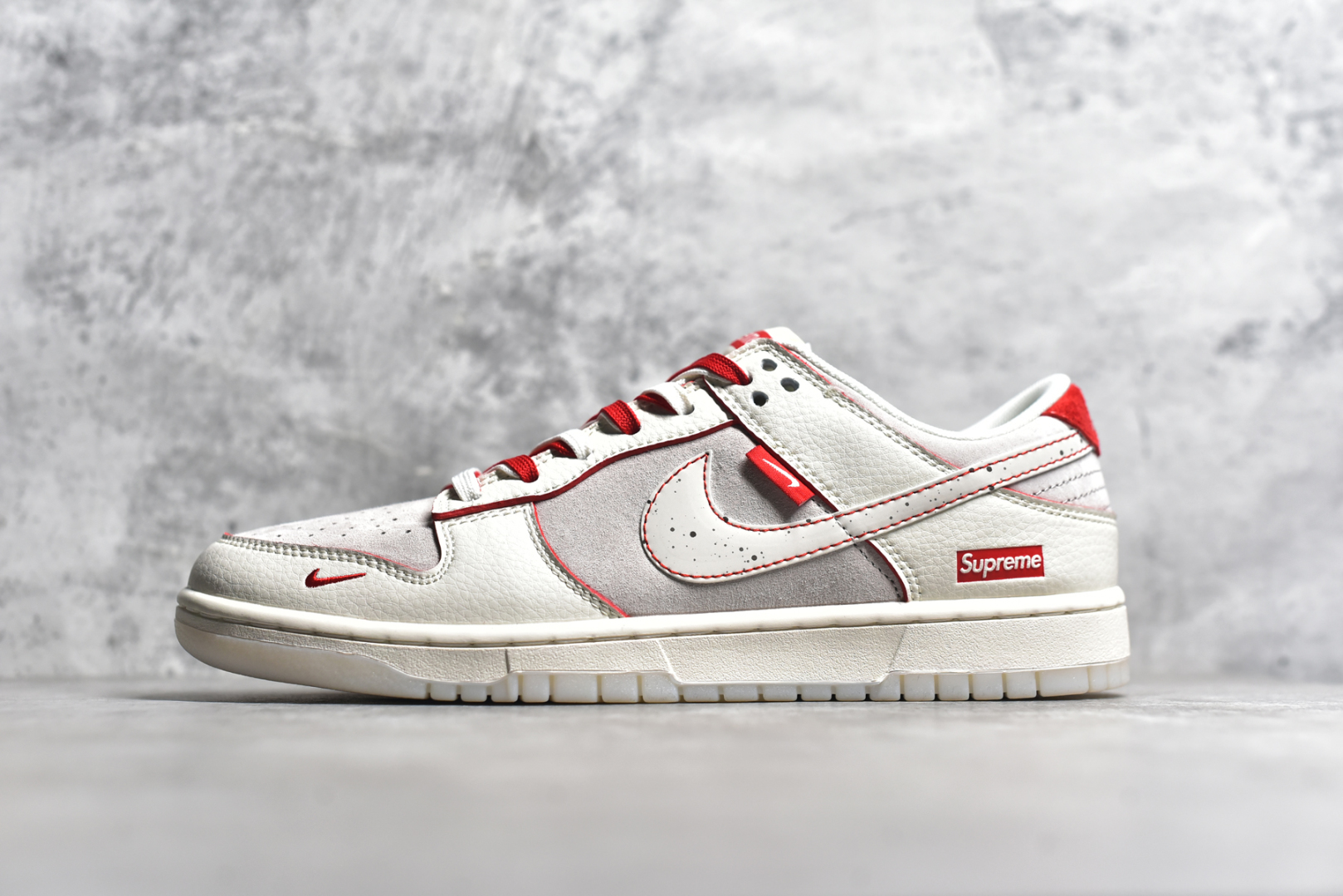 #Nk SB Dunk Low Sup联名 猪八白勾 周年高端定制 低帮休闲板鞋 DM6868-033 #定制鞋盒 大厂纯原品质出货 超高清洁度 皮料切割干净无任何毛边 细节完美 尺码：36 36.5 37.5 38 38.5 39 40 40.5 41 42 42.5 43 44 44.5 45-选品中心