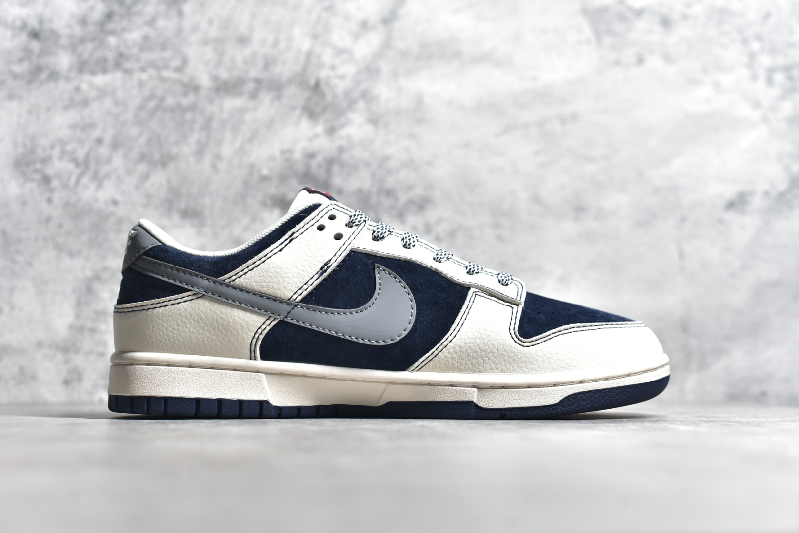 图片[3]-#NK SB Dunk Low 斯图西联名 米蓝灰勾 周年高端定制 低帮休闲板鞋 DM6868-035 #定制鞋盒 大厂纯原品质出货 超高清洁度 皮料切割干净无任何毛边 细节完美 尺码：36 36.5 37.5 38 38.5 39 40 40.5 41 42 42.5 43 44 44.5 45-选品中心