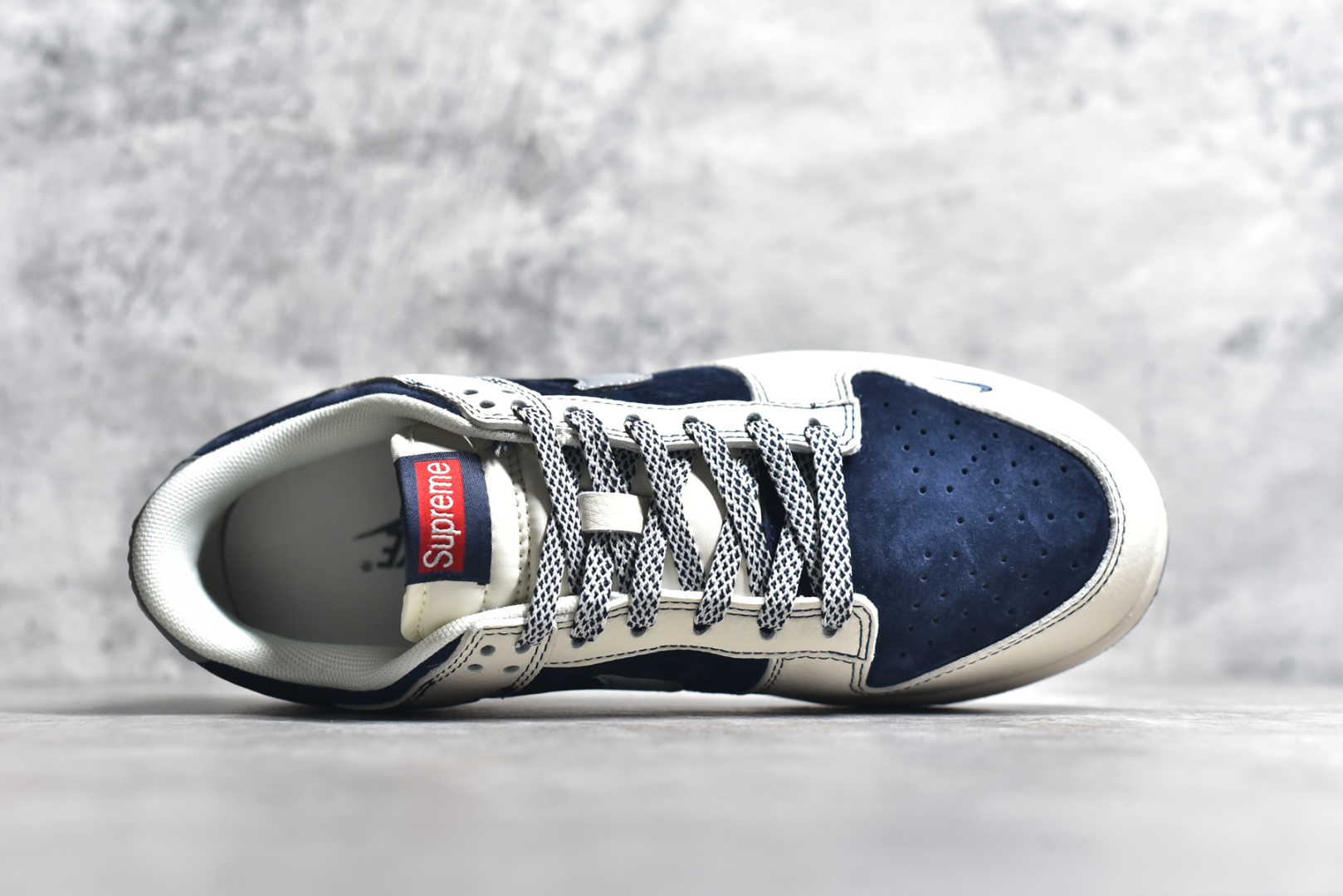 图片[4]-#NK SB Dunk Low 斯图西联名 米蓝灰勾 周年高端定制 低帮休闲板鞋 DM6868-035 #定制鞋盒 大厂纯原品质出货 超高清洁度 皮料切割干净无任何毛边 细节完美 尺码：36 36.5 37.5 38 38.5 39 40 40.5 41 42 42.5 43 44 44.5 45-选品中心