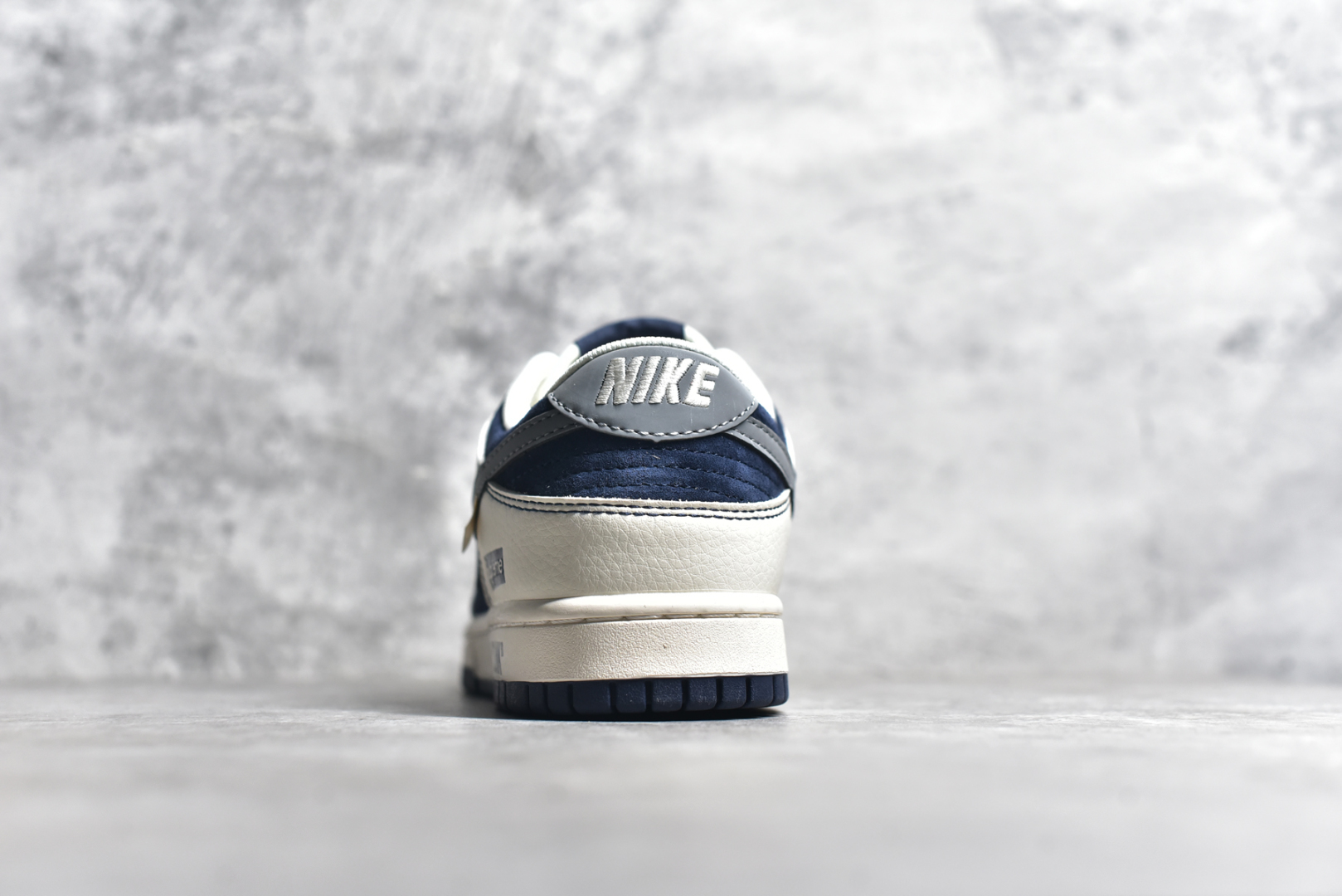 图片[5]-#NK SB Dunk Low 斯图西联名 米蓝灰勾 周年高端定制 低帮休闲板鞋 DM6868-035 #定制鞋盒 大厂纯原品质出货 超高清洁度 皮料切割干净无任何毛边 细节完美 尺码：36 36.5 37.5 38 38.5 39 40 40.5 41 42 42.5 43 44 44.5 45-选品中心