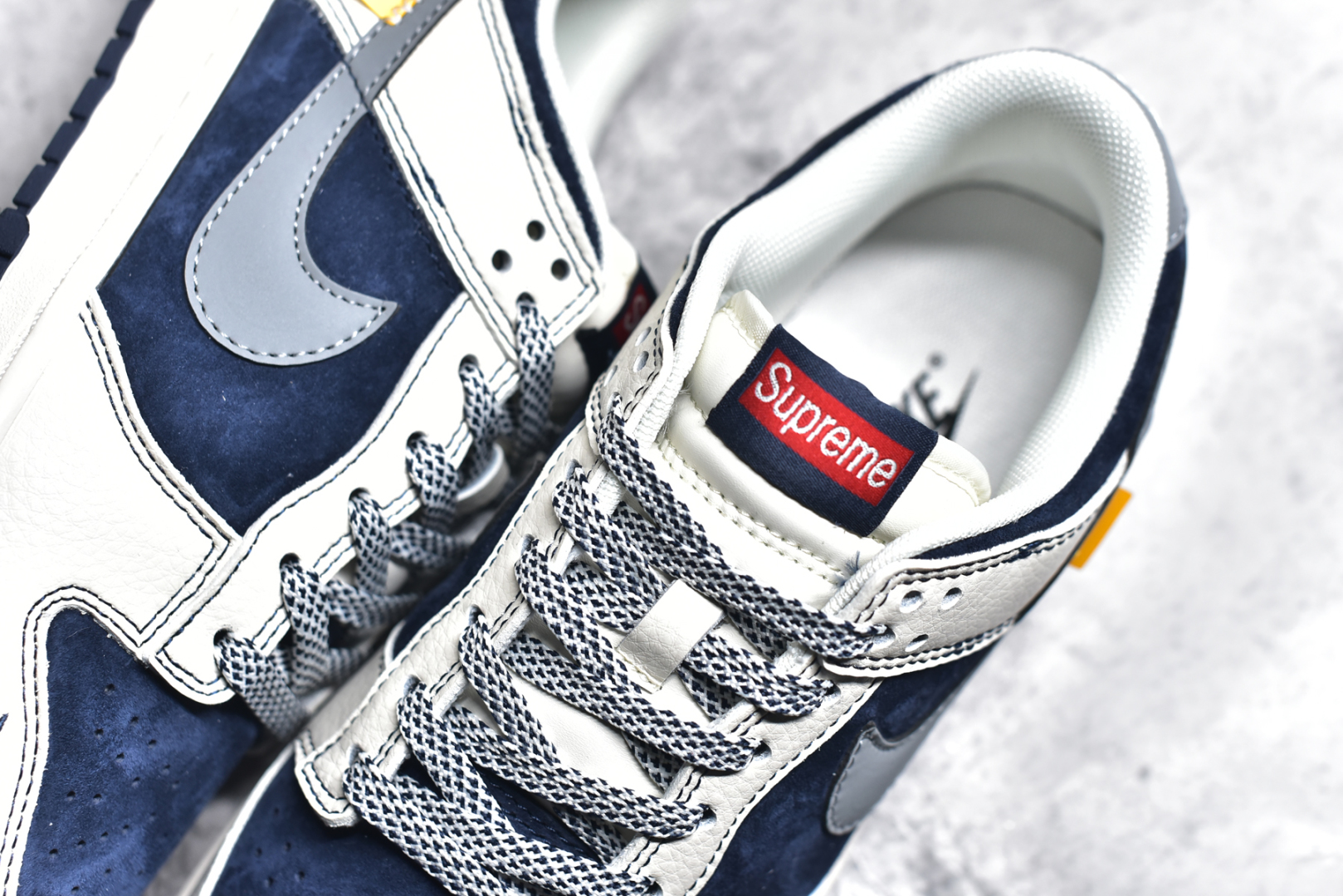 图片[9]-#NK SB Dunk Low 斯图西联名 米蓝灰勾 周年高端定制 低帮休闲板鞋 DM6868-035 #定制鞋盒 大厂纯原品质出货 超高清洁度 皮料切割干净无任何毛边 细节完美 尺码：36 36.5 37.5 38 38.5 39 40 40.5 41 42 42.5 43 44 44.5 45-选品中心
