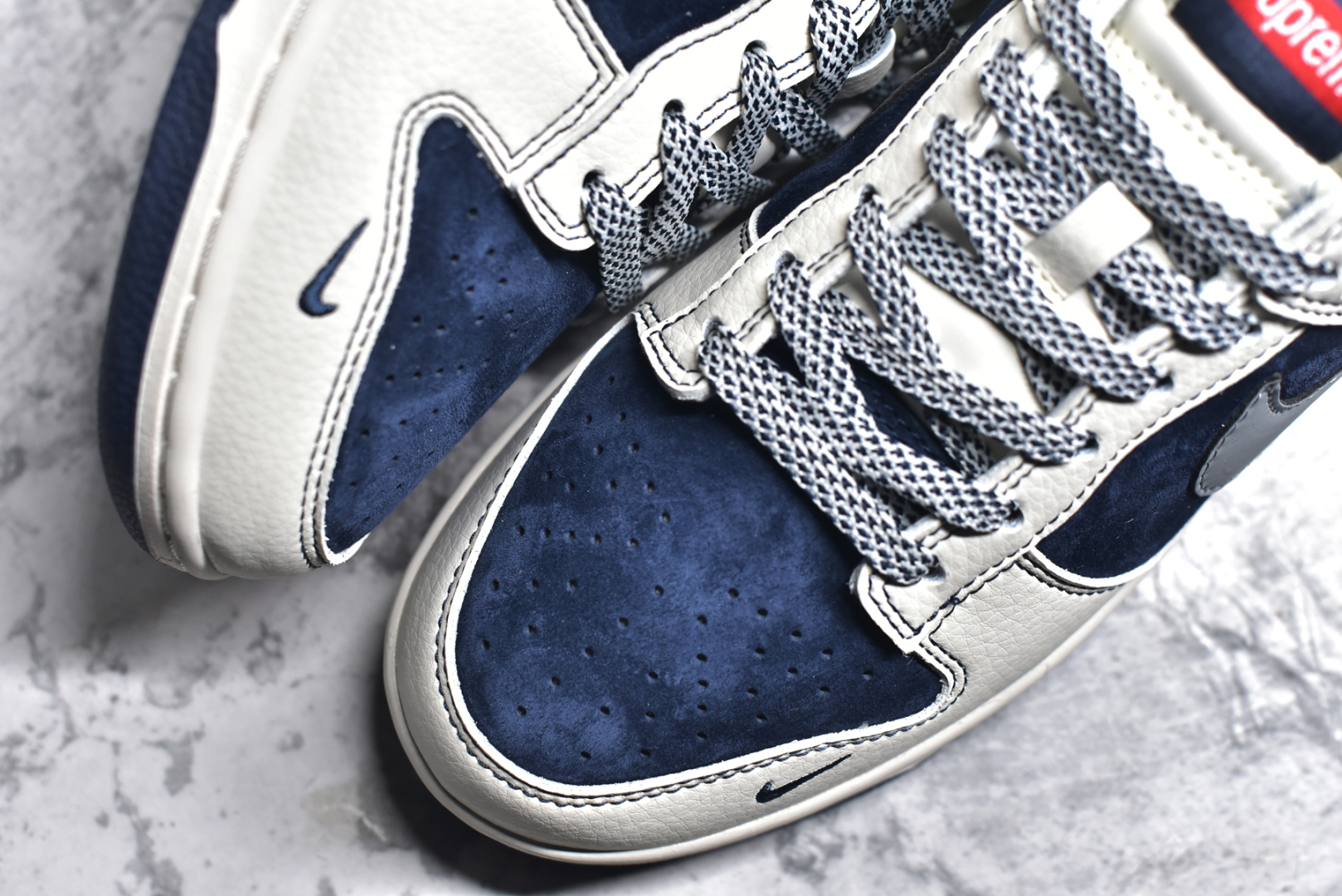 图片[8]-#NK SB Dunk Low 斯图西联名 米蓝灰勾 周年高端定制 低帮休闲板鞋 DM6868-035 #定制鞋盒 大厂纯原品质出货 超高清洁度 皮料切割干净无任何毛边 细节完美 尺码：36 36.5 37.5 38 38.5 39 40 40.5 41 42 42.5 43 44 44.5 45-选品中心