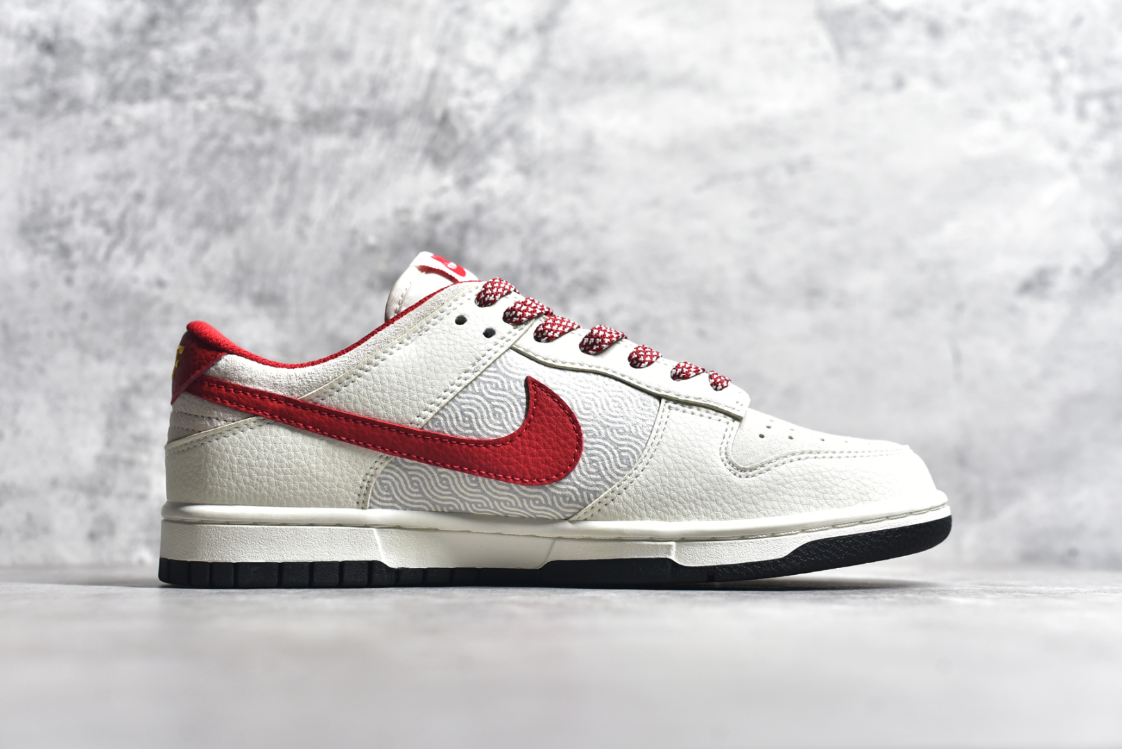 图片[3]-#NK SB Dunk Low 蛇年限定 祥云红勾 周年高端定制 低帮休闲板鞋 DJ2024-094 #定制鞋盒 大厂纯原品质出货 超高清洁度 皮料切割干净无任何毛边 细节完美 尺码：36 36.5 37.5 38 38.5 39 40 40.5 41 42 42.5 43 44 44.5 45-选品中心