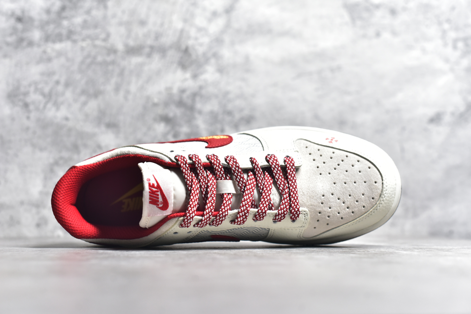 图片[4]-#NK SB Dunk Low 蛇年限定 祥云红勾 周年高端定制 低帮休闲板鞋 DJ2024-094 #定制鞋盒 大厂纯原品质出货 超高清洁度 皮料切割干净无任何毛边 细节完美 尺码：36 36.5 37.5 38 38.5 39 40 40.5 41 42 42.5 43 44 44.5 45-选品中心