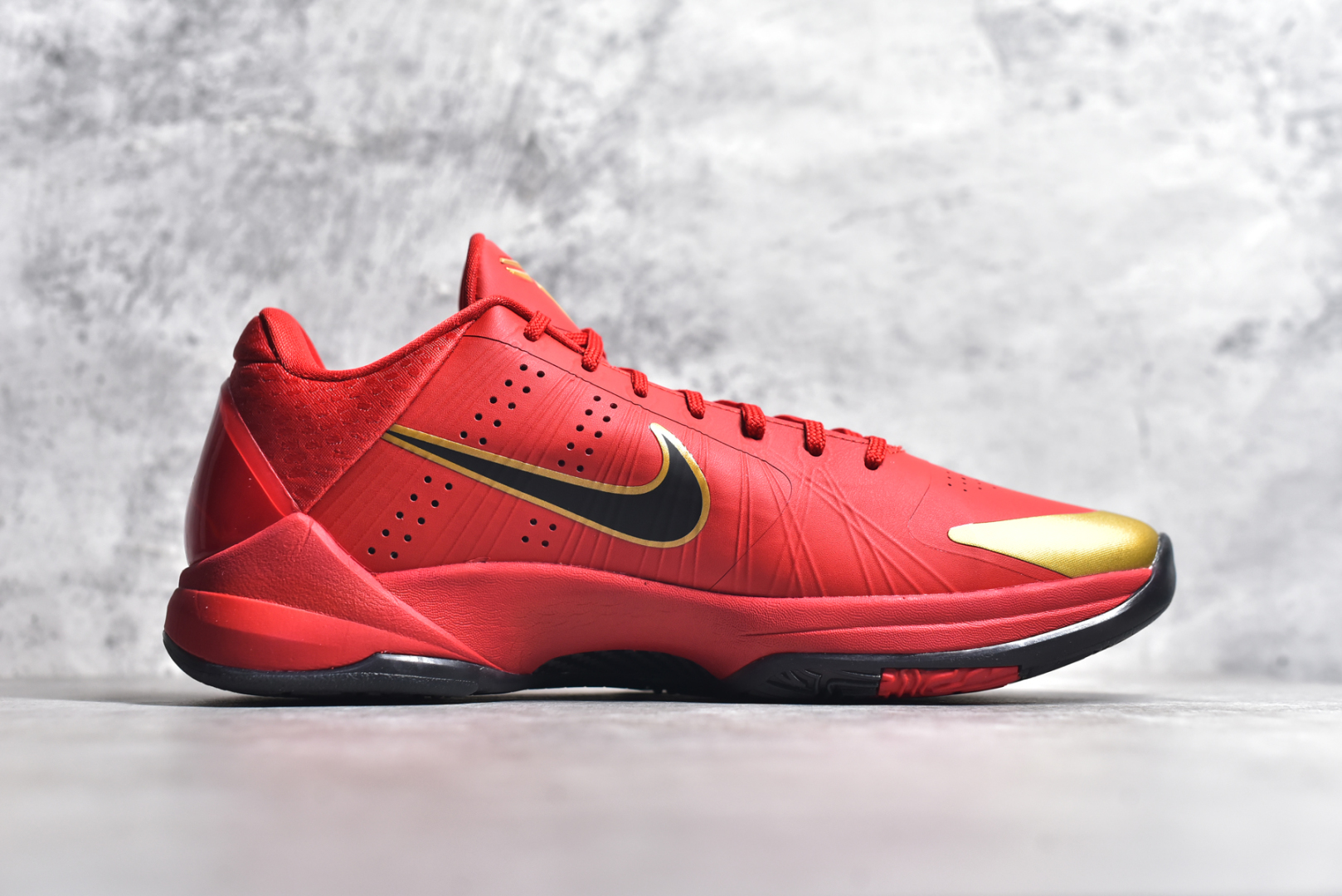 图片[3]-#Max NK Kobe 5 Protro\”Year of the Mamba\” 科比五代 蛇年 大红 HF5182-600 灭世海外球员版 搭载最高工艺标准 版型 外观 细节 用料 不同于市场主流货品 拒绝杀猪套牌纯原套路 欢迎对比品鉴 外观升级点：鞋头冲孔 后跟海绵填充 飞线质感 碳板纹理 纸板对位 悉数升级对标ZP 用料升级点：前掌气垫➕后掌马蹄zoom（增配）澎湃脚感 完美解决正品后掌泡棉衰减问题 版型尺码升级：海外球员版 前掌包裹提升 尺码增加US13 47.5码 适配 职业球员 灭世纯原海外球员版『质 价 比』拉满 拳打杀猪纯原 脚踢一眼假通货 高端外贸渠道口碑爆炸 尺码：39 40 40.5 41 42 42.5 43 44 44.5 45 46 47.5-选品中心