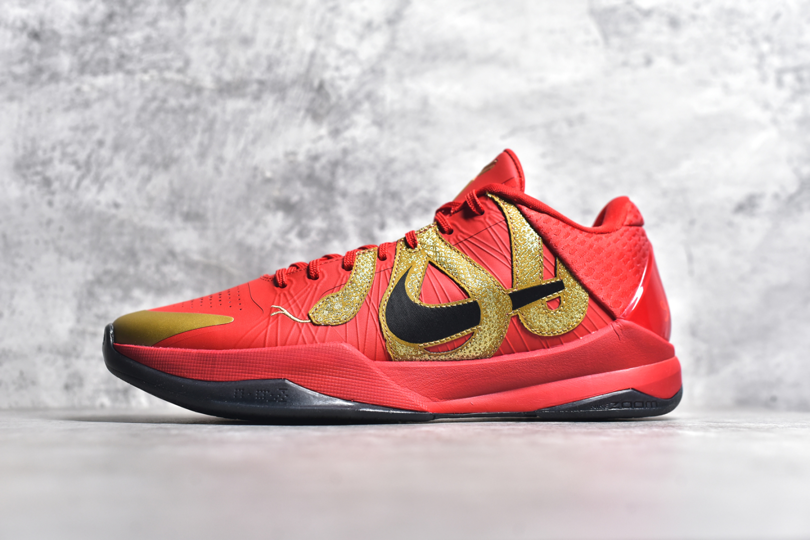 #Max NK Kobe 5 Protro\”Year of the Mamba\” 科比五代 蛇年 大红 HF5182-600 灭世海外球员版 搭载最高工艺标准 版型 外观 细节 用料 不同于市场主流货品 拒绝杀猪套牌纯原套路 欢迎对比品鉴 外观升级点：鞋头冲孔 后跟海绵填充 飞线质感 碳板纹理 纸板对位 悉数升级对标ZP 用料升级点：前掌气垫➕后掌马蹄zoom（增配）澎湃脚感 完美解决正品后掌泡棉衰减问题 版型尺码升级：海外球员版 前掌包裹提升 尺码增加US13 47.5码 适配 职业球员 灭世纯原海外球员版『质 价 比』拉满 拳打杀猪纯原 脚踢一眼假通货 高端外贸渠道口碑爆炸 尺码：39 40 40.5 41 42 42.5 43 44 44.5 45 46 47.5-选品中心