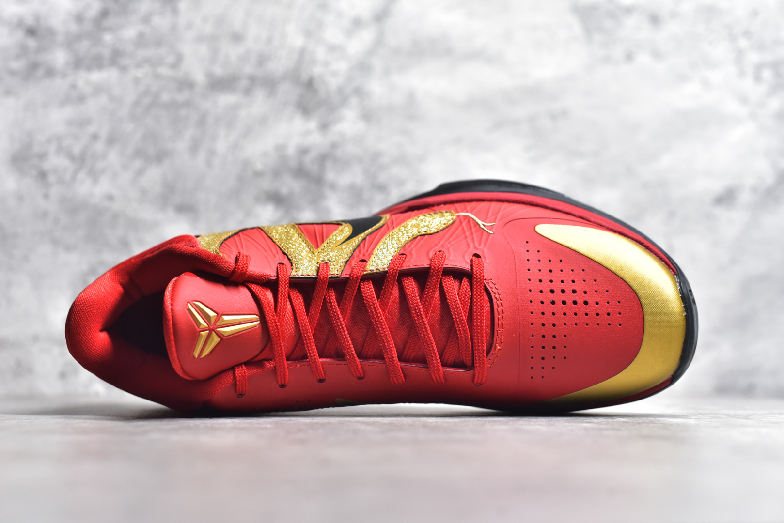 图片[4]-#Max NK Kobe 5 Protro\”Year of the Mamba\” 科比五代 蛇年 大红 HF5182-600 灭世海外球员版 搭载最高工艺标准 版型 外观 细节 用料 不同于市场主流货品 拒绝杀猪套牌纯原套路 欢迎对比品鉴 外观升级点：鞋头冲孔 后跟海绵填充 飞线质感 碳板纹理 纸板对位 悉数升级对标ZP 用料升级点：前掌气垫➕后掌马蹄zoom（增配）澎湃脚感 完美解决正品后掌泡棉衰减问题 版型尺码升级：海外球员版 前掌包裹提升 尺码增加US13 47.5码 适配 职业球员 灭世纯原海外球员版『质 价 比』拉满 拳打杀猪纯原 脚踢一眼假通货 高端外贸渠道口碑爆炸 尺码：39 40 40.5 41 42 42.5 43 44 44.5 45 46 47.5-选品中心