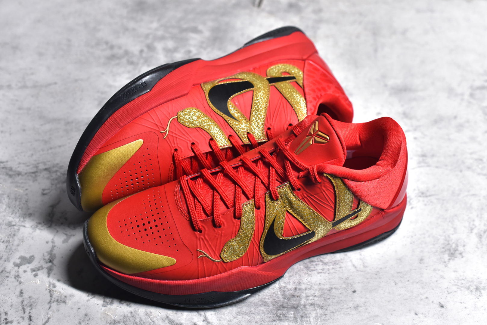图片[7]-#Max NK Kobe 5 Protro\”Year of the Mamba\” 科比五代 蛇年 大红 HF5182-600 灭世海外球员版 搭载最高工艺标准 版型 外观 细节 用料 不同于市场主流货品 拒绝杀猪套牌纯原套路 欢迎对比品鉴 外观升级点：鞋头冲孔 后跟海绵填充 飞线质感 碳板纹理 纸板对位 悉数升级对标ZP 用料升级点：前掌气垫➕后掌马蹄zoom（增配）澎湃脚感 完美解决正品后掌泡棉衰减问题 版型尺码升级：海外球员版 前掌包裹提升 尺码增加US13 47.5码 适配 职业球员 灭世纯原海外球员版『质 价 比』拉满 拳打杀猪纯原 脚踢一眼假通货 高端外贸渠道口碑爆炸 尺码：39 40 40.5 41 42 42.5 43 44 44.5 45 46 47.5-选品中心
