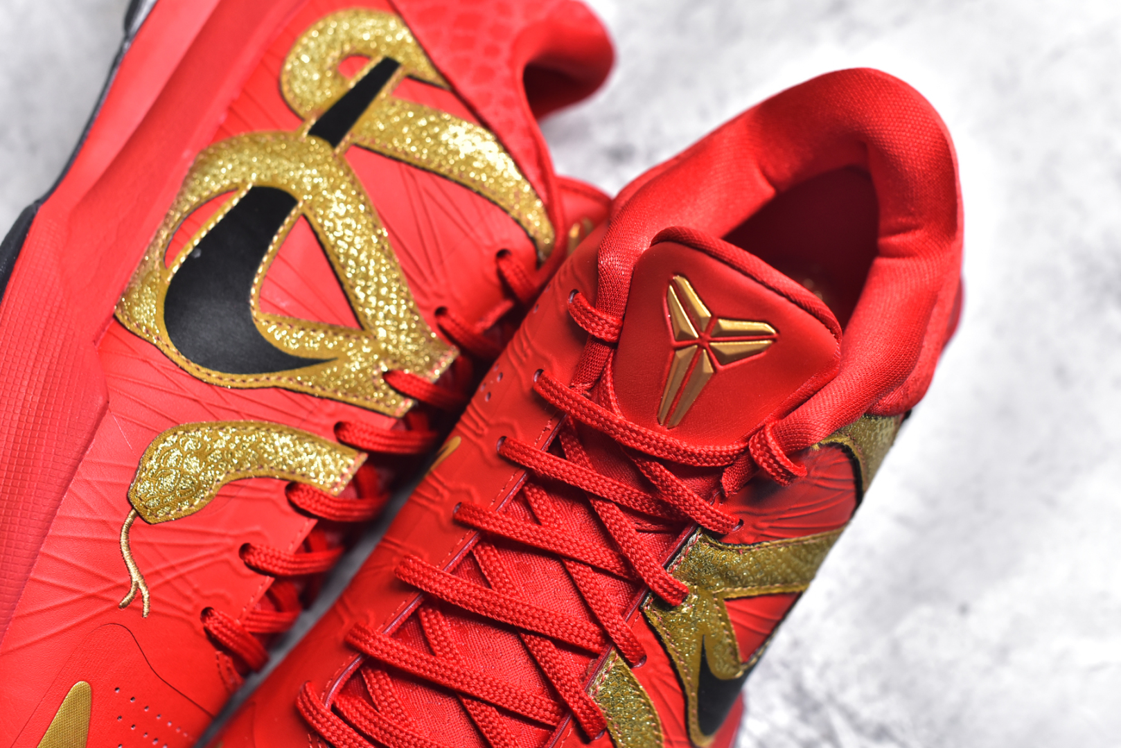 图片[9]-#Max NK Kobe 5 Protro\”Year of the Mamba\” 科比五代 蛇年 大红 HF5182-600 灭世海外球员版 搭载最高工艺标准 版型 外观 细节 用料 不同于市场主流货品 拒绝杀猪套牌纯原套路 欢迎对比品鉴 外观升级点：鞋头冲孔 后跟海绵填充 飞线质感 碳板纹理 纸板对位 悉数升级对标ZP 用料升级点：前掌气垫➕后掌马蹄zoom（增配）澎湃脚感 完美解决正品后掌泡棉衰减问题 版型尺码升级：海外球员版 前掌包裹提升 尺码增加US13 47.5码 适配 职业球员 灭世纯原海外球员版『质 价 比』拉满 拳打杀猪纯原 脚踢一眼假通货 高端外贸渠道口碑爆炸 尺码：39 40 40.5 41 42 42.5 43 44 44.5 45 46 47.5-选品中心