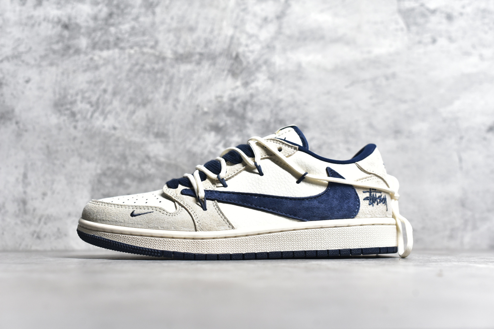 #Travis Scott x Fragment Design x Air Jordan 1 Low OG SP AJ1 乔1 斯图西联名 蓝勾抽绳 低帮文化休闲板鞋 DM9288-003 #多方联名合作融合了Travis Scott 独特的音乐风格，藤原浩个性的设计风格以及Jordan品牌的经典元素 使其成为一双具有独特身份和价值的鞋子 清新而立体的外观加上联名标识更突出了其独特身份 这种配色方案显示出活力和时尚感 在视觉上引人注目 鞋身的质感和细腻的细节处理使其显得高端而格调十足 这款“倒钩”联名是设计与创意完美结合 融合多方的个性风格是一款备受瞩目的潮流鞋款 尺码：36 36.5 37.5 38 38.5 39 40 40.5 41 42 42.5 43 44 44.5 45-选品中心
