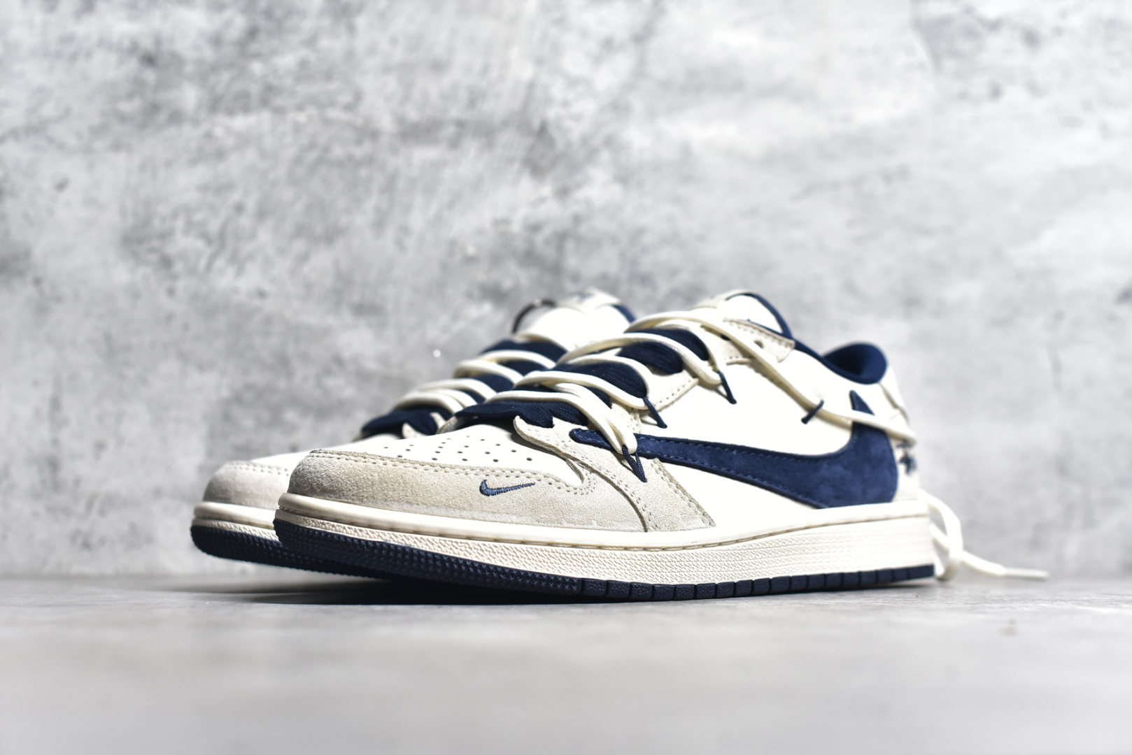 图片[2]-#Travis Scott x Fragment Design x Air Jordan 1 Low OG SP AJ1 乔1 斯图西联名 蓝勾抽绳 低帮文化休闲板鞋 DM9288-003 #多方联名合作融合了Travis Scott 独特的音乐风格，藤原浩个性的设计风格以及Jordan品牌的经典元素 使其成为一双具有独特身份和价值的鞋子 清新而立体的外观加上联名标识更突出了其独特身份 这种配色方案显示出活力和时尚感 在视觉上引人注目 鞋身的质感和细腻的细节处理使其显得高端而格调十足 这款“倒钩”联名是设计与创意完美结合 融合多方的个性风格是一款备受瞩目的潮流鞋款 尺码：36 36.5 37.5 38 38.5 39 40 40.5 41 42 42.5 43 44 44.5 45-选品中心