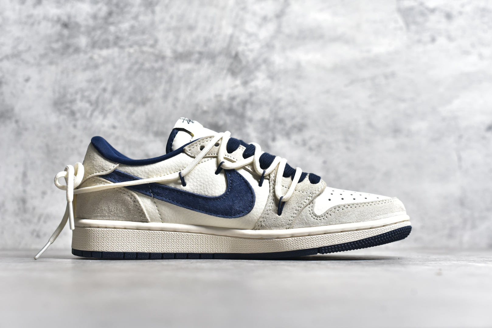 图片[3]-#Travis Scott x Fragment Design x Air Jordan 1 Low OG SP AJ1 乔1 斯图西联名 蓝勾抽绳 低帮文化休闲板鞋 DM9288-003 #多方联名合作融合了Travis Scott 独特的音乐风格，藤原浩个性的设计风格以及Jordan品牌的经典元素 使其成为一双具有独特身份和价值的鞋子 清新而立体的外观加上联名标识更突出了其独特身份 这种配色方案显示出活力和时尚感 在视觉上引人注目 鞋身的质感和细腻的细节处理使其显得高端而格调十足 这款“倒钩”联名是设计与创意完美结合 融合多方的个性风格是一款备受瞩目的潮流鞋款 尺码：36 36.5 37.5 38 38.5 39 40 40.5 41 42 42.5 43 44 44.5 45-选品中心