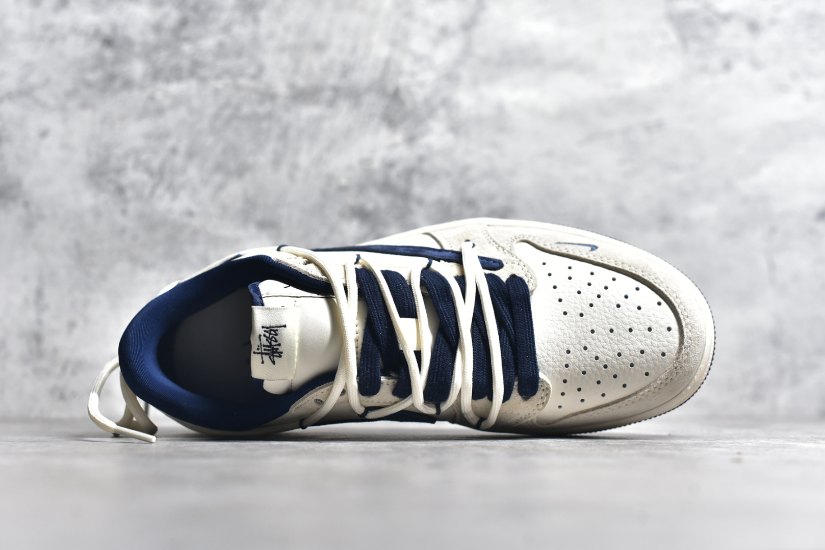 图片[4]-#Travis Scott x Fragment Design x Air Jordan 1 Low OG SP AJ1 乔1 斯图西联名 蓝勾抽绳 低帮文化休闲板鞋 DM9288-003 #多方联名合作融合了Travis Scott 独特的音乐风格，藤原浩个性的设计风格以及Jordan品牌的经典元素 使其成为一双具有独特身份和价值的鞋子 清新而立体的外观加上联名标识更突出了其独特身份 这种配色方案显示出活力和时尚感 在视觉上引人注目 鞋身的质感和细腻的细节处理使其显得高端而格调十足 这款“倒钩”联名是设计与创意完美结合 融合多方的个性风格是一款备受瞩目的潮流鞋款 尺码：36 36.5 37.5 38 38.5 39 40 40.5 41 42 42.5 43 44 44.5 45-选品中心