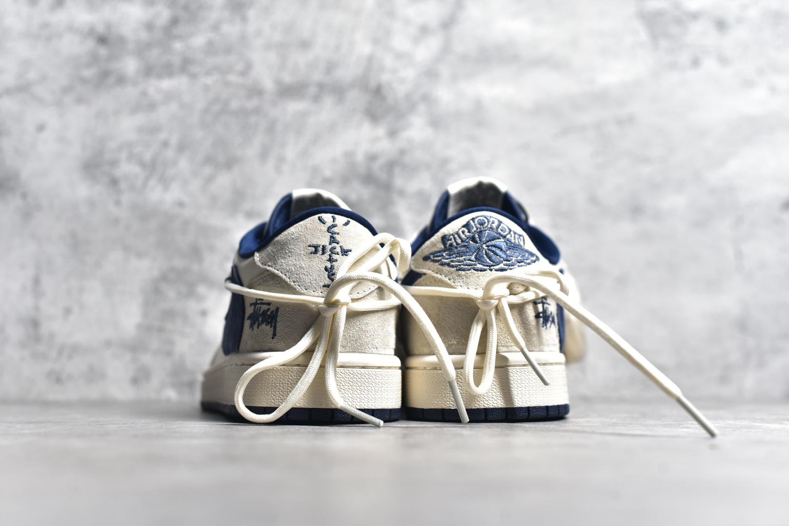 图片[5]-#Travis Scott x Fragment Design x Air Jordan 1 Low OG SP AJ1 乔1 斯图西联名 蓝勾抽绳 低帮文化休闲板鞋 DM9288-003 #多方联名合作融合了Travis Scott 独特的音乐风格，藤原浩个性的设计风格以及Jordan品牌的经典元素 使其成为一双具有独特身份和价值的鞋子 清新而立体的外观加上联名标识更突出了其独特身份 这种配色方案显示出活力和时尚感 在视觉上引人注目 鞋身的质感和细腻的细节处理使其显得高端而格调十足 这款“倒钩”联名是设计与创意完美结合 融合多方的个性风格是一款备受瞩目的潮流鞋款 尺码：36 36.5 37.5 38 38.5 39 40 40.5 41 42 42.5 43 44 44.5 45-选品中心