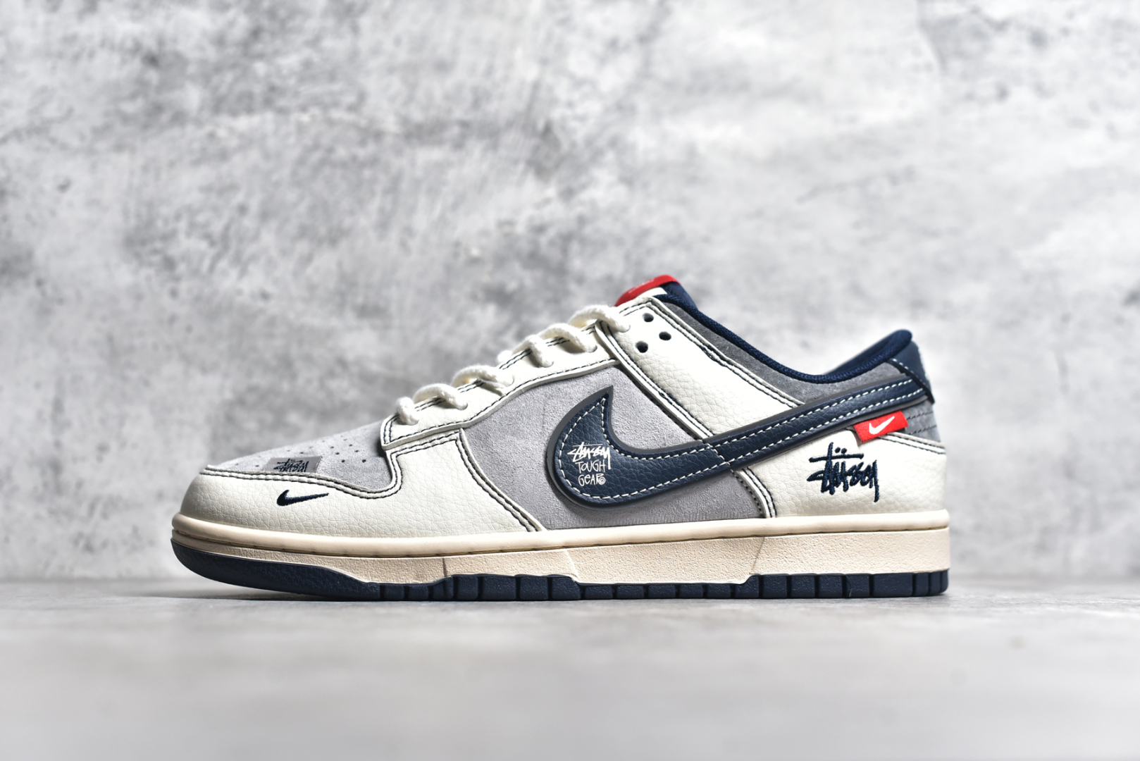 #NK SB Dunk Low 斯图西联名 签名藏蓝勾 周年高端定制 低帮休闲板鞋 DM6868-034 #定制鞋盒 大厂纯原品质出货 超高清洁度 皮料切割干净无任何毛边 细节完美 尺码：36 36.5 37.5 38 38.5 39 40 40.5 41 42 42.5 43 44 44.5 45-选品中心