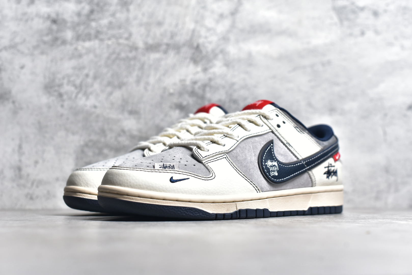 图片[2]-#NK SB Dunk Low 斯图西联名 签名藏蓝勾 周年高端定制 低帮休闲板鞋 DM6868-034 #定制鞋盒 大厂纯原品质出货 超高清洁度 皮料切割干净无任何毛边 细节完美 尺码：36 36.5 37.5 38 38.5 39 40 40.5 41 42 42.5 43 44 44.5 45-选品中心