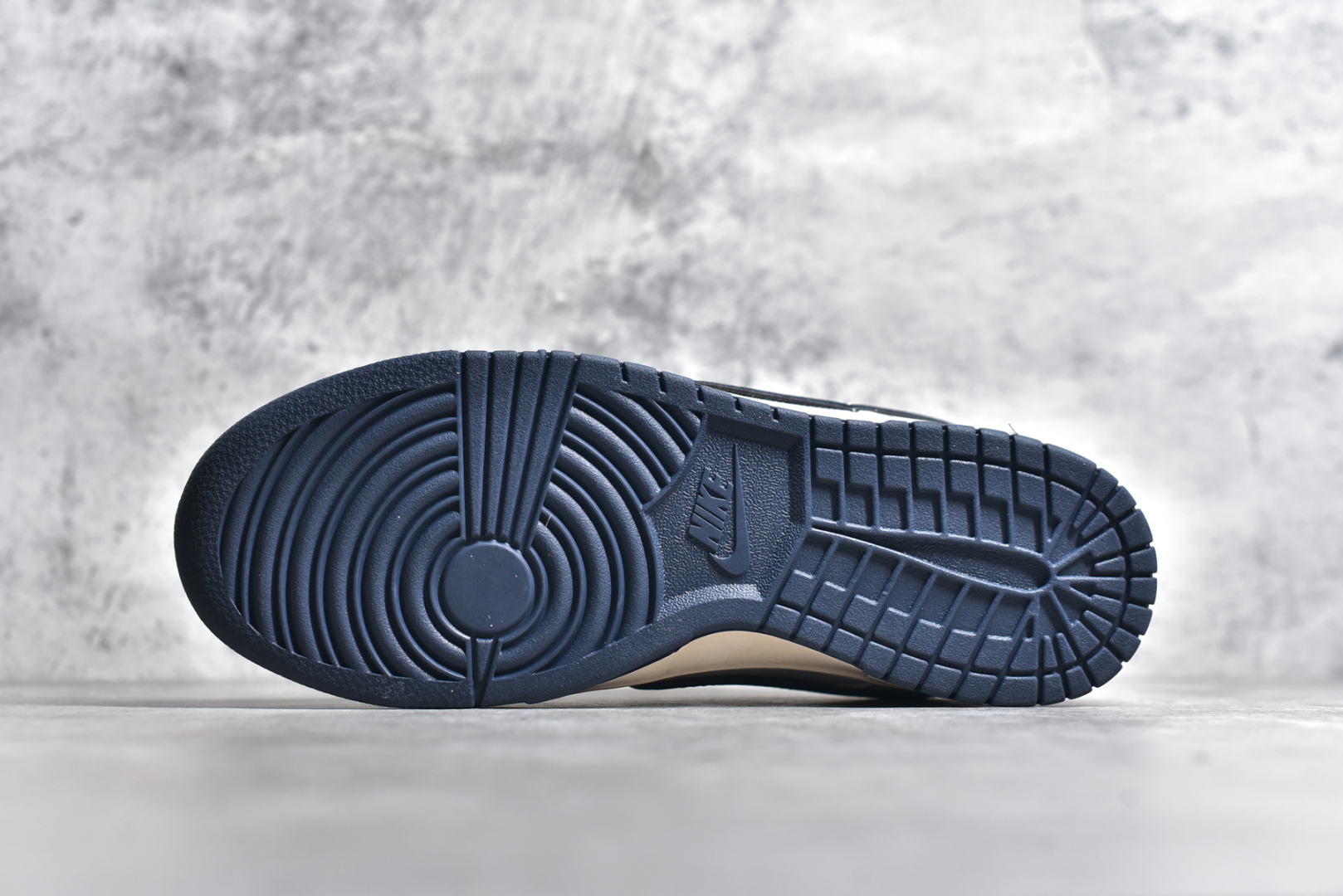 图片[6]-#NK SB Dunk Low 斯图西联名 签名藏蓝勾 周年高端定制 低帮休闲板鞋 DM6868-034 #定制鞋盒 大厂纯原品质出货 超高清洁度 皮料切割干净无任何毛边 细节完美 尺码：36 36.5 37.5 38 38.5 39 40 40.5 41 42 42.5 43 44 44.5 45-选品中心