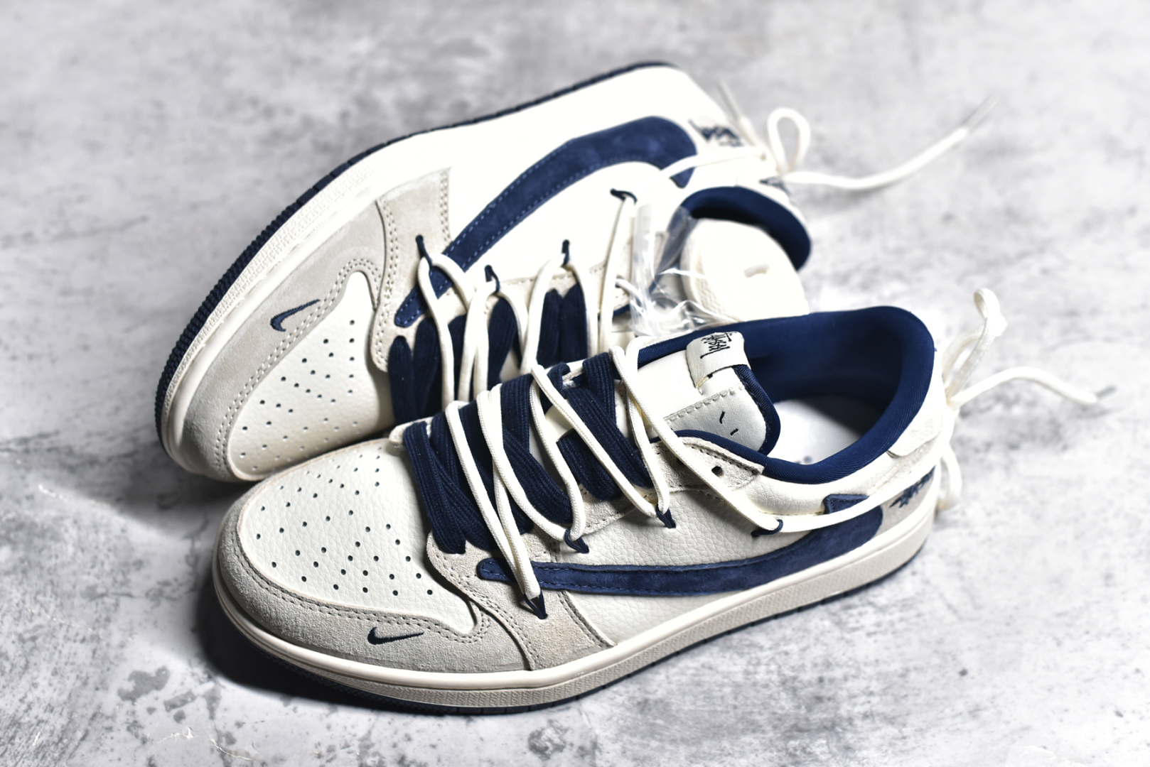 图片[7]-#Travis Scott x Fragment Design x Air Jordan 1 Low OG SP AJ1 乔1 斯图西联名 蓝勾抽绳 低帮文化休闲板鞋 DM9288-003 #多方联名合作融合了Travis Scott 独特的音乐风格，藤原浩个性的设计风格以及Jordan品牌的经典元素 使其成为一双具有独特身份和价值的鞋子 清新而立体的外观加上联名标识更突出了其独特身份 这种配色方案显示出活力和时尚感 在视觉上引人注目 鞋身的质感和细腻的细节处理使其显得高端而格调十足 这款“倒钩”联名是设计与创意完美结合 融合多方的个性风格是一款备受瞩目的潮流鞋款 尺码：36 36.5 37.5 38 38.5 39 40 40.5 41 42 42.5 43 44 44.5 45-选品中心