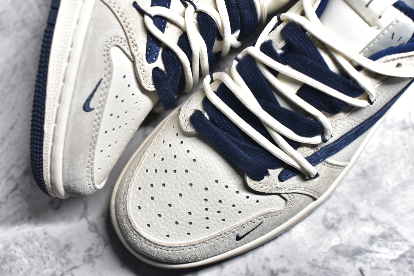 图片[8]-#Travis Scott x Fragment Design x Air Jordan 1 Low OG SP AJ1 乔1 斯图西联名 蓝勾抽绳 低帮文化休闲板鞋 DM9288-003 #多方联名合作融合了Travis Scott 独特的音乐风格，藤原浩个性的设计风格以及Jordan品牌的经典元素 使其成为一双具有独特身份和价值的鞋子 清新而立体的外观加上联名标识更突出了其独特身份 这种配色方案显示出活力和时尚感 在视觉上引人注目 鞋身的质感和细腻的细节处理使其显得高端而格调十足 这款“倒钩”联名是设计与创意完美结合 融合多方的个性风格是一款备受瞩目的潮流鞋款 尺码：36 36.5 37.5 38 38.5 39 40 40.5 41 42 42.5 43 44 44.5 45-选品中心