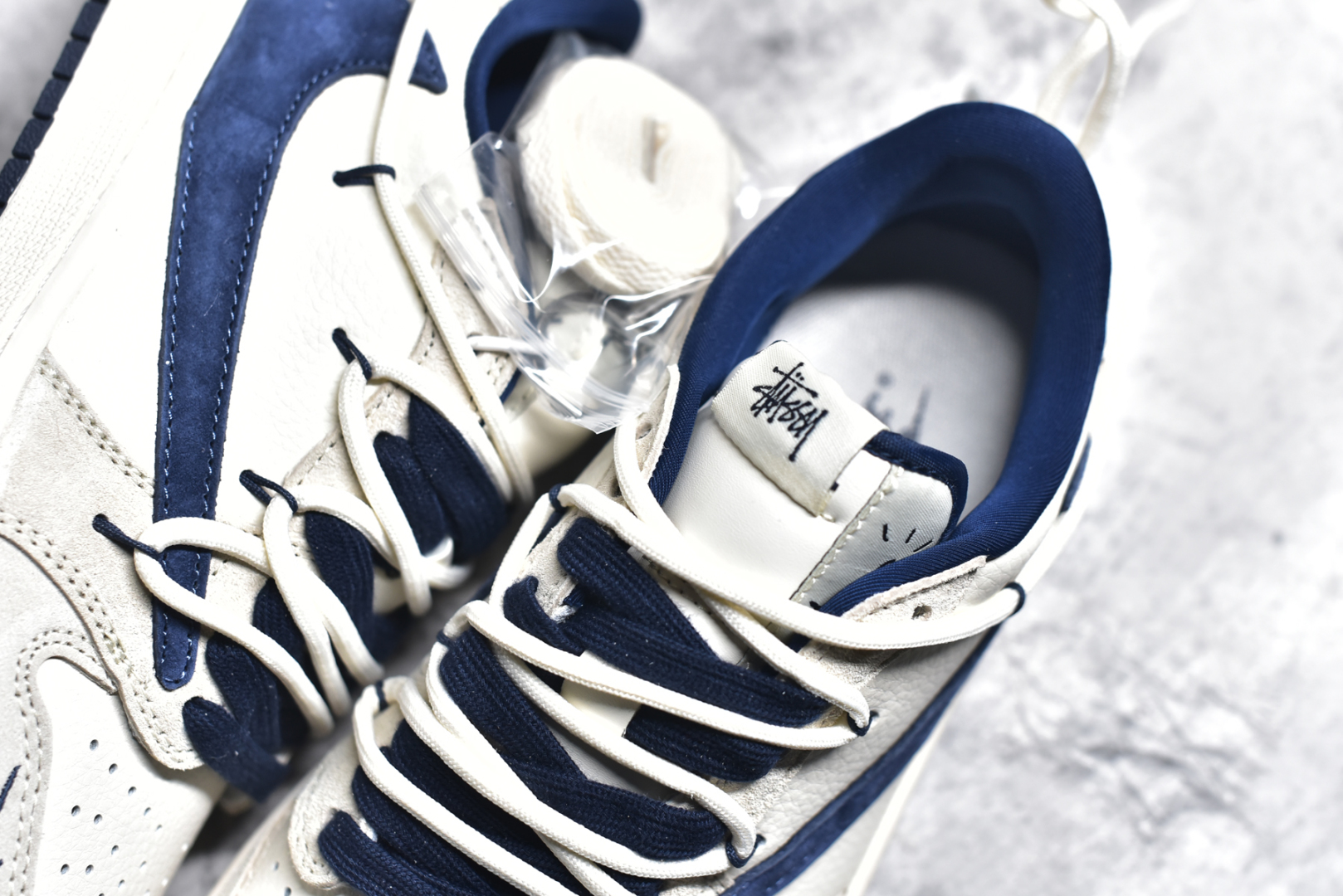 图片[9]-#Travis Scott x Fragment Design x Air Jordan 1 Low OG SP AJ1 乔1 斯图西联名 蓝勾抽绳 低帮文化休闲板鞋 DM9288-003 #多方联名合作融合了Travis Scott 独特的音乐风格，藤原浩个性的设计风格以及Jordan品牌的经典元素 使其成为一双具有独特身份和价值的鞋子 清新而立体的外观加上联名标识更突出了其独特身份 这种配色方案显示出活力和时尚感 在视觉上引人注目 鞋身的质感和细腻的细节处理使其显得高端而格调十足 这款“倒钩”联名是设计与创意完美结合 融合多方的个性风格是一款备受瞩目的潮流鞋款 尺码：36 36.5 37.5 38 38.5 39 40 40.5 41 42 42.5 43 44 44.5 45-选品中心