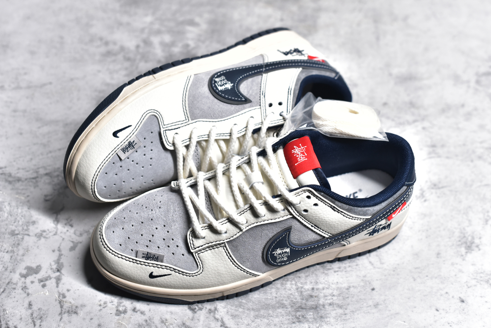 图片[7]-#NK SB Dunk Low 斯图西联名 签名藏蓝勾 周年高端定制 低帮休闲板鞋 DM6868-034 #定制鞋盒 大厂纯原品质出货 超高清洁度 皮料切割干净无任何毛边 细节完美 尺码：36 36.5 37.5 38 38.5 39 40 40.5 41 42 42.5 43 44 44.5 45-选品中心