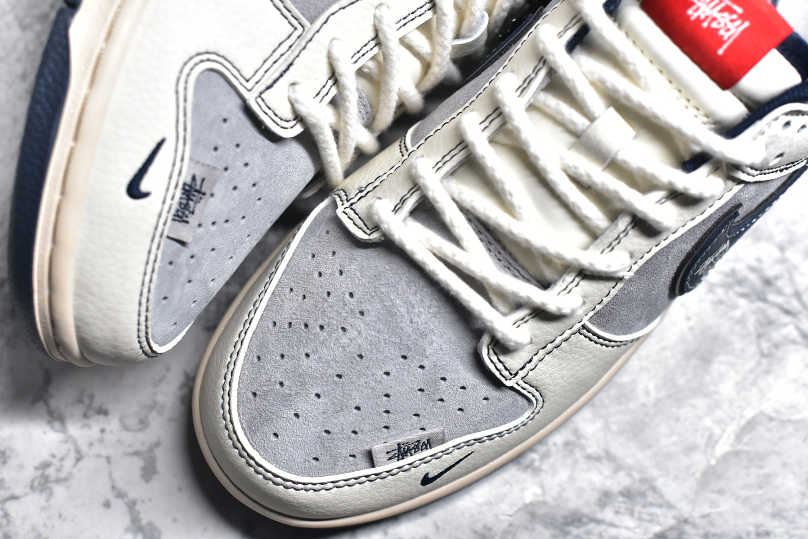 图片[8]-#NK SB Dunk Low 斯图西联名 签名藏蓝勾 周年高端定制 低帮休闲板鞋 DM6868-034 #定制鞋盒 大厂纯原品质出货 超高清洁度 皮料切割干净无任何毛边 细节完美 尺码：36 36.5 37.5 38 38.5 39 40 40.5 41 42 42.5 43 44 44.5 45-选品中心