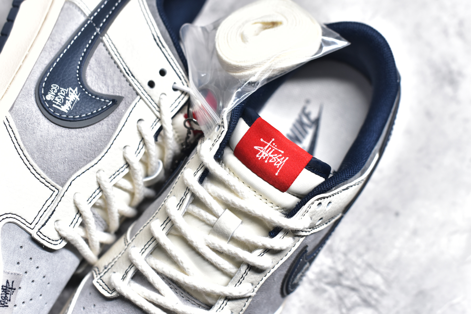 图片[9]-#NK SB Dunk Low 斯图西联名 签名藏蓝勾 周年高端定制 低帮休闲板鞋 DM6868-034 #定制鞋盒 大厂纯原品质出货 超高清洁度 皮料切割干净无任何毛边 细节完美 尺码：36 36.5 37.5 38 38.5 39 40 40.5 41 42 42.5 43 44 44.5 45-选品中心