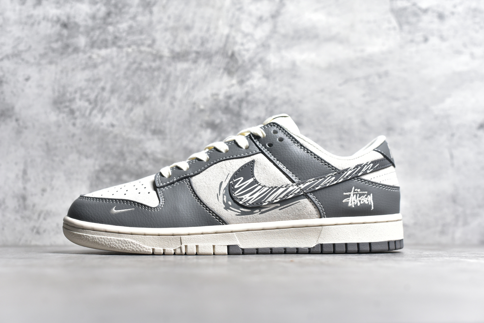 #NK SB Dunk Low 斯图西联名 涂鸦灰勾 周年高端定制 低帮休闲板鞋 DM6868-024 #定制鞋盒 大厂纯原品质出货 超高清洁度 皮料切割干净无任何毛边 细节完美 尺码：36 36.5 37.5 38 38.5 39 40 40.5 41 42 42.5 43 44 44.5 45-选品中心